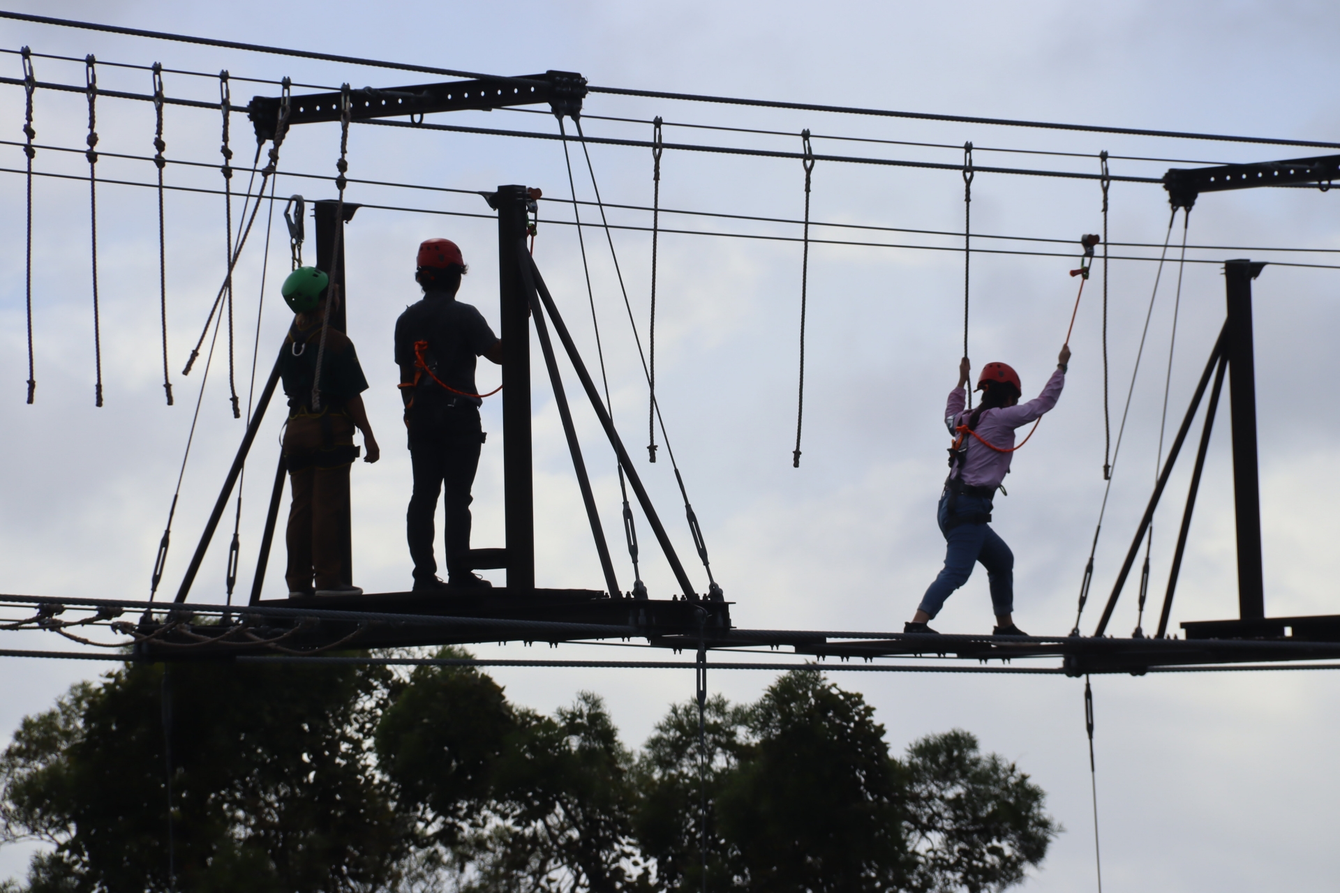 不安定かつ少ない足場をわたっていく「スカイエンド トレッキング」