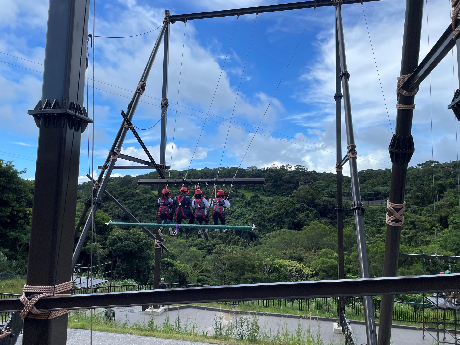 こちらは巨大ブランコでスイングする「タイタンズ スウィング」