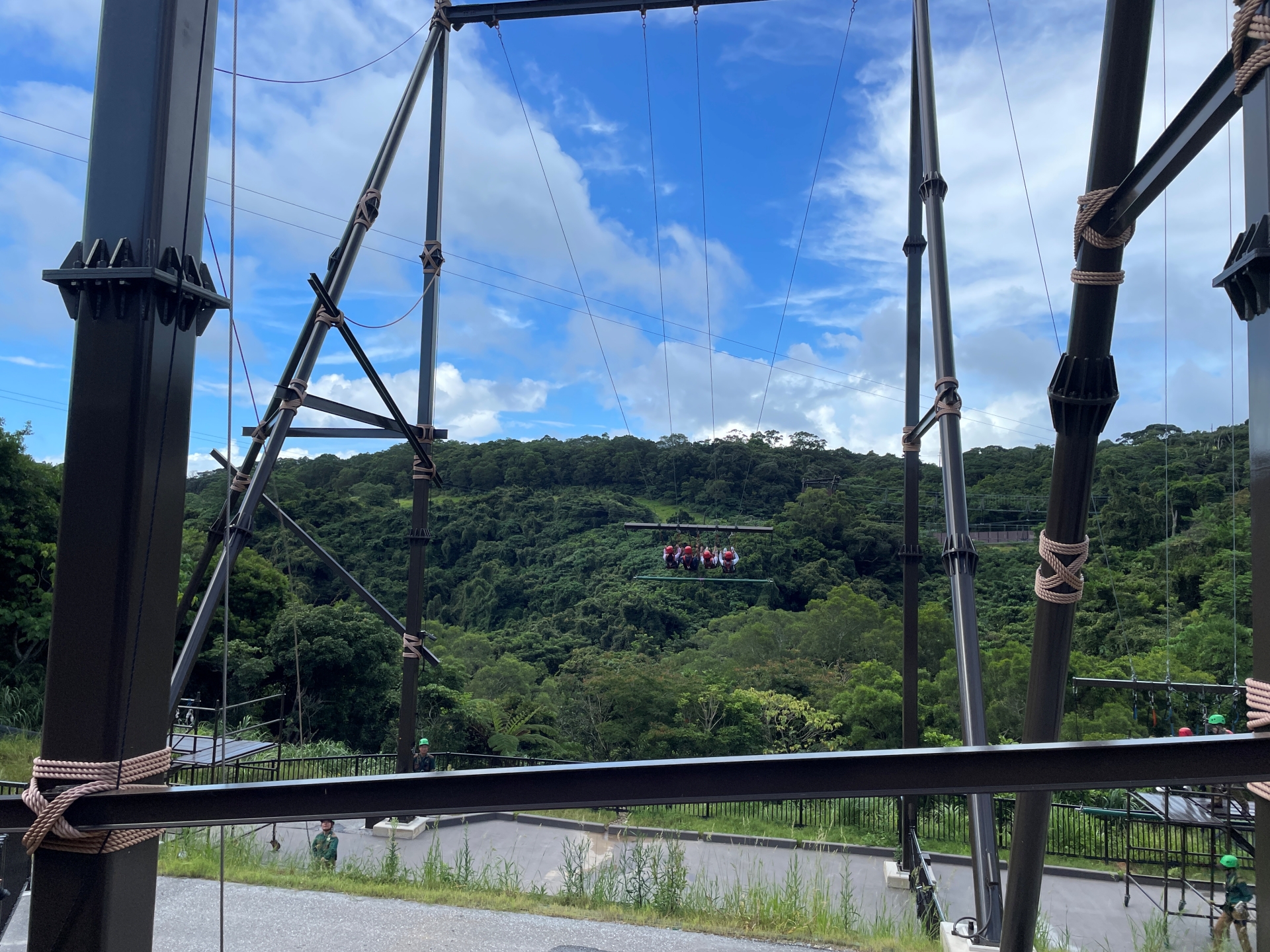 こちらは巨大ブランコでスイングする「タイタンズ スウィング」