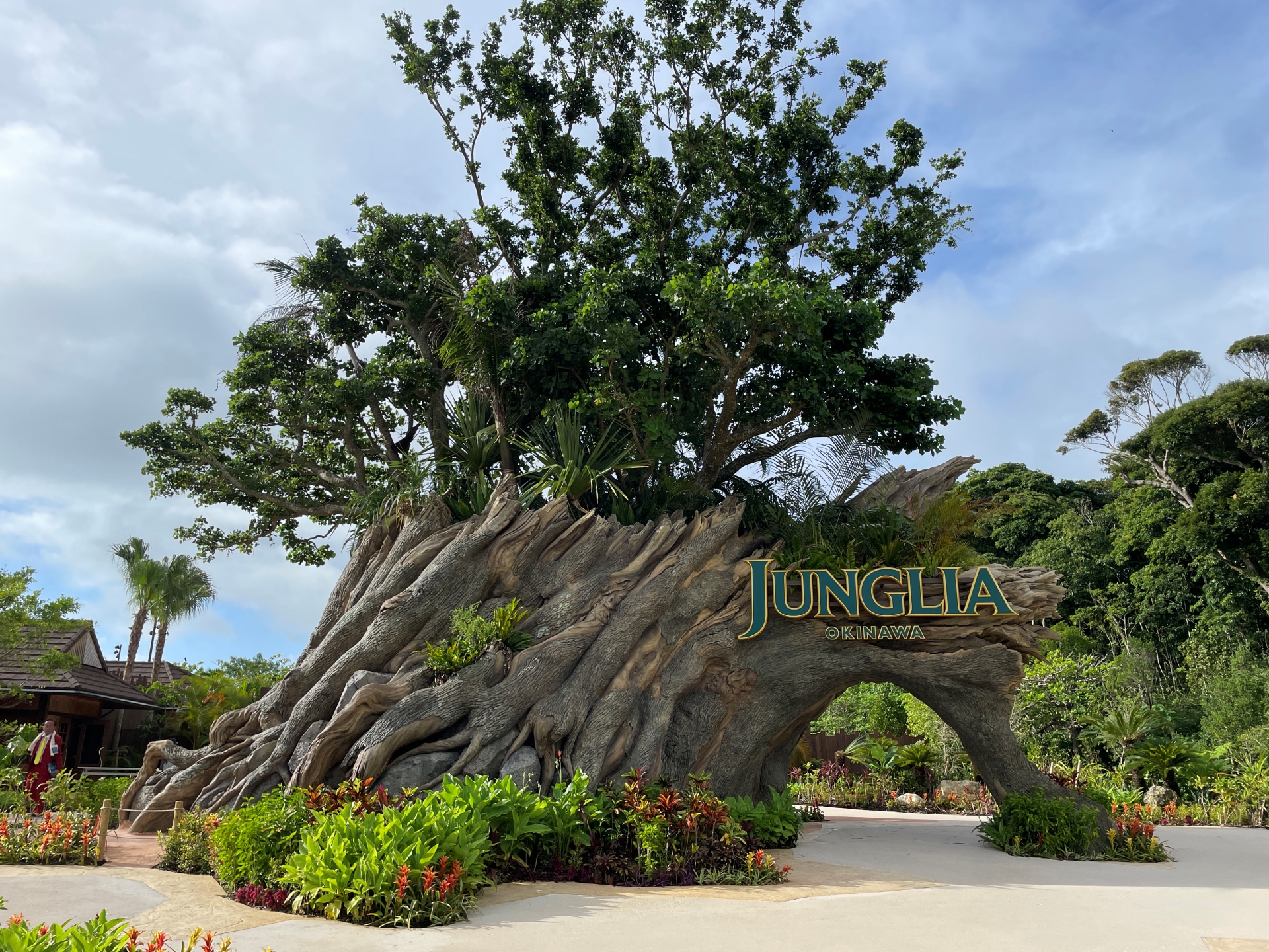 入口付近のシンボル、ジャングリアツリー