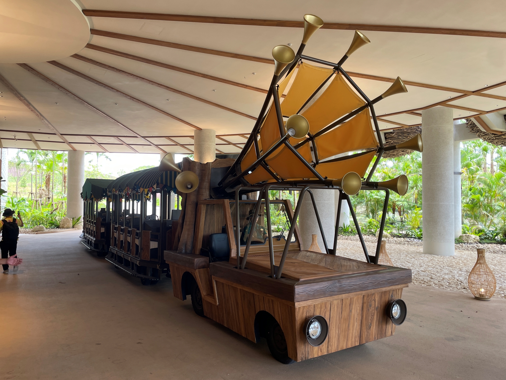 ほかに、パークを入口付近から半周する「タム タム トラム」などもある。ナビゲーターが流す音楽に合わせ、席に設置された楽器を鳴らして楽しむ