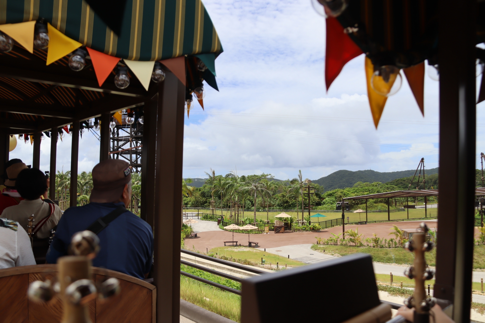 ほかに、パークを入口付近から半周する「タム タム トラム」などもある。ナビゲーターが流す音楽に合わせ、席に設置された楽器を鳴らして楽しむ