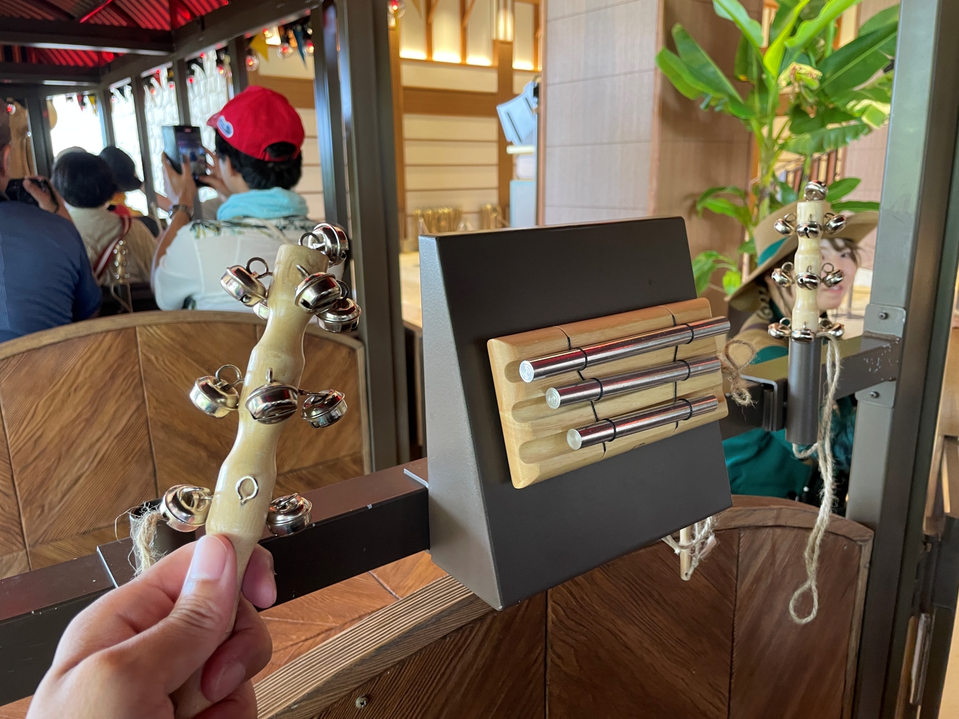 ほかに、パークを入口付近から半周する「タム タム トラム」などもある。ナビゲーターが流す音楽に合わせ、席に設置された楽器を鳴らして楽しむ