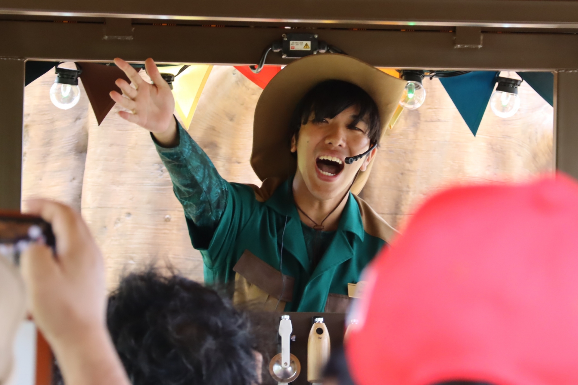 ほかに、パークを入口付近から半周する「タム タム トラム」などもある。ナビゲーターが流す音楽に合わせ、席に設置された楽器を鳴らして楽しむ