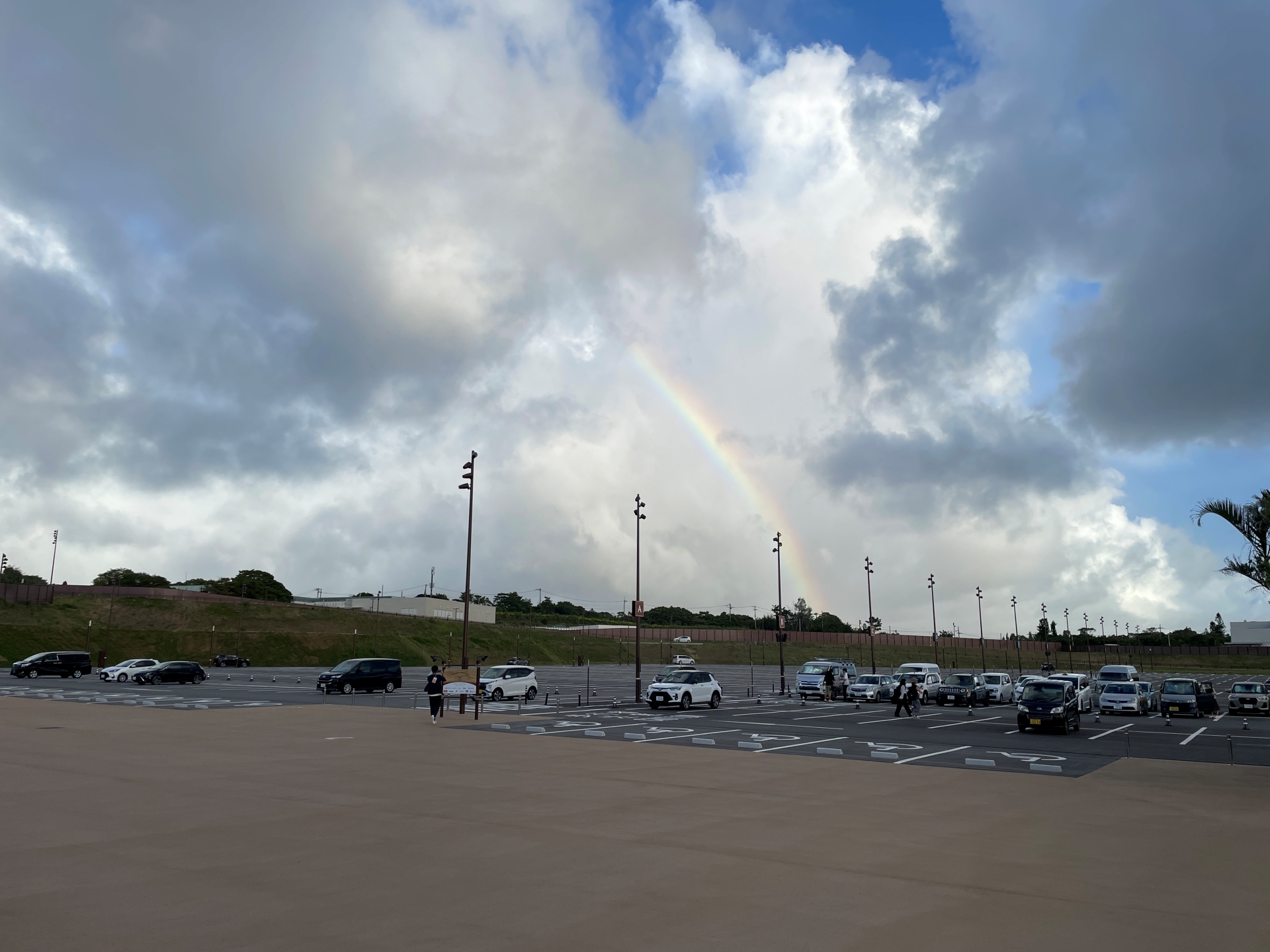 入口にある巨大な駐車スペース。取材した日は虹がかかっていた
