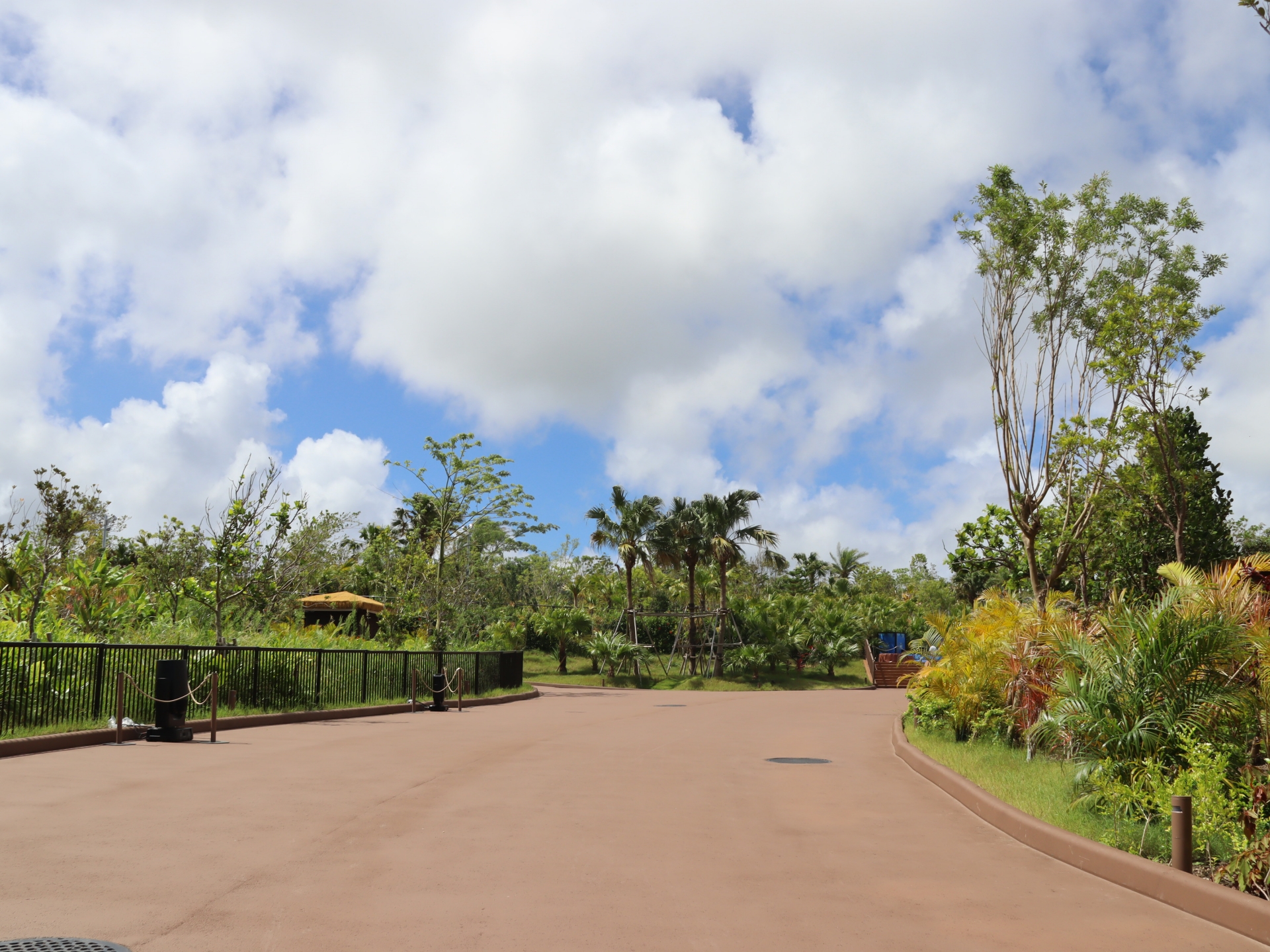 通路はきれいに整備。道中にはカートワゴンや給水スポット、トイレなどが随所に設置されている