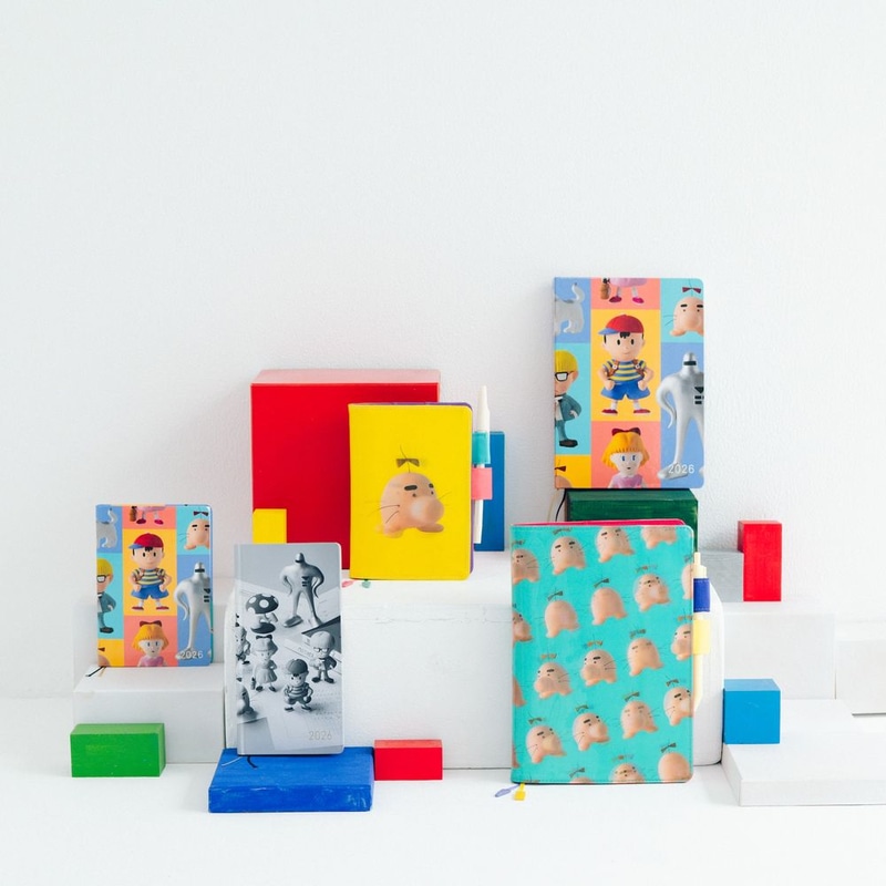 左より「クレイフィギュア」（A6）上段真ん中：「どせいさん（すごいや）」右：「クレイフィギュア」（A5）下段真ん中：「MOTHER2のひみつ。」右：「どせいさん（げんき げんき）」（A5）