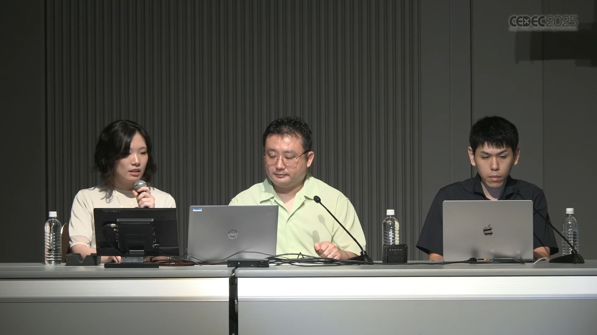 QualiArtsより3名が登壇。左からスクリプターの宇野雅視氏、3Dモデル・3D演出ディレクターの杉村貴之氏、テクニカルアーティスト室 Unityエンジニアの山城 悠太郎氏