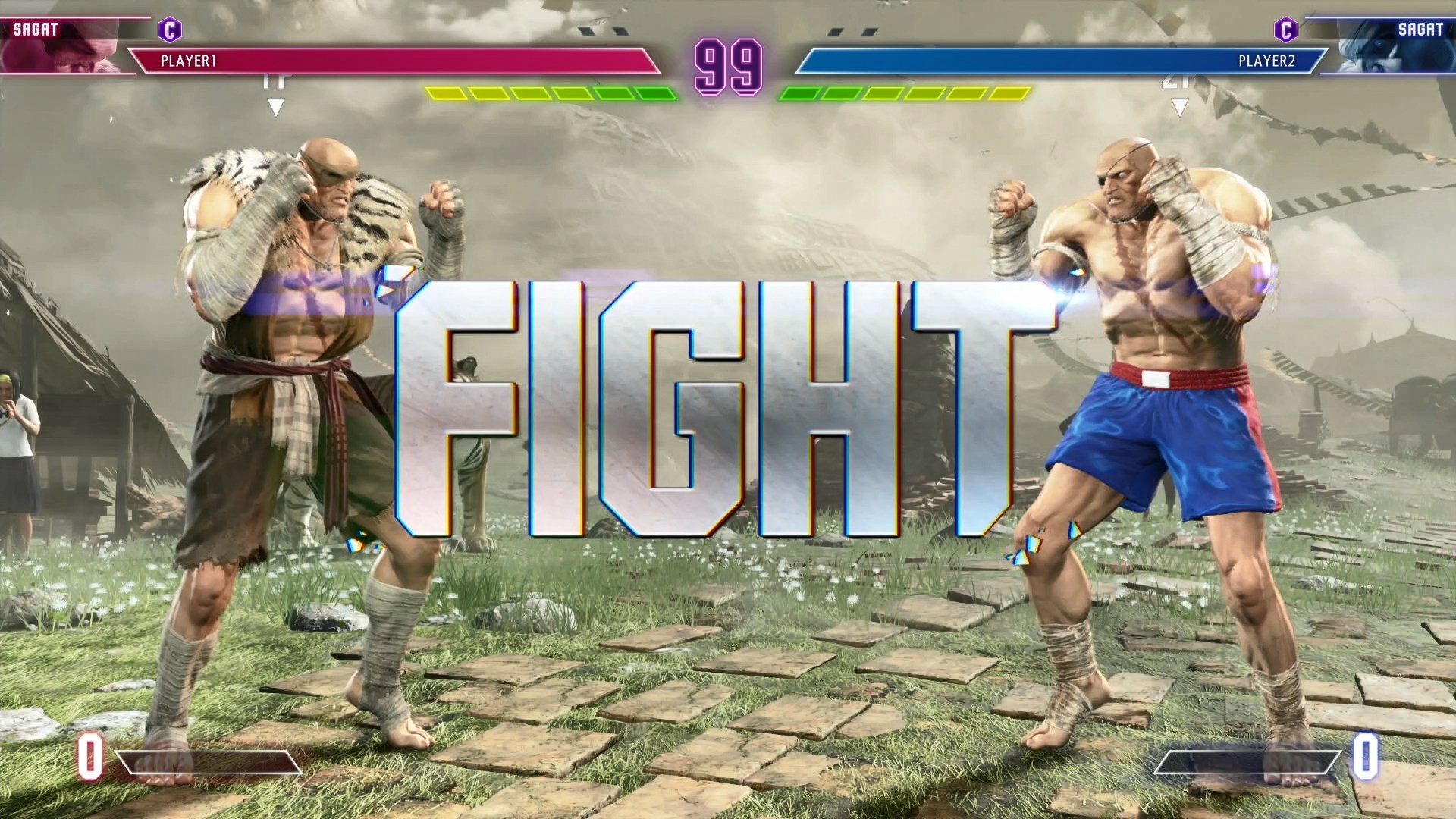 「スト6」のサガット。背が高いのでゲージに頭が届きそうだ。デフォルトのコスチュームはボロボロの上着をまとっているが、Outfit 1では昔懐かしい「ストリートファイターII」時代の青短パンとなっている