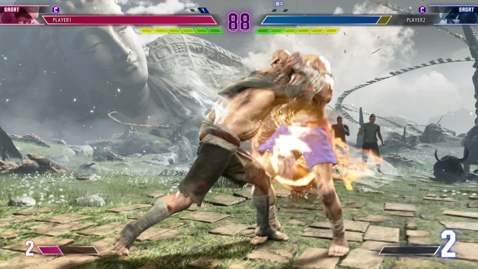 パンチから肘で叩きつける連続攻撃。必殺技キャンセルも可能