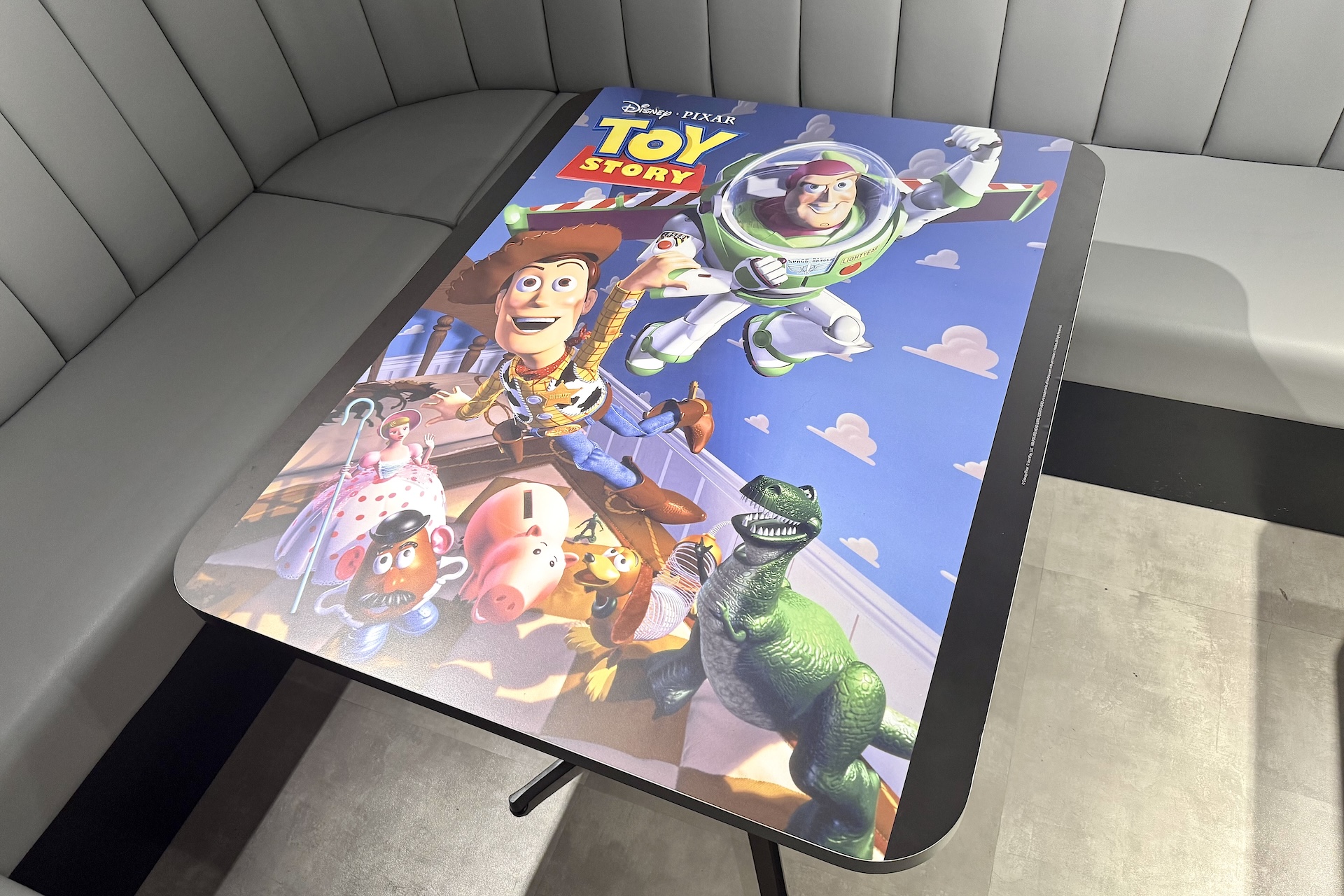 店内に用意されている机には歴代シリーズのビジュアルなどがデザイン