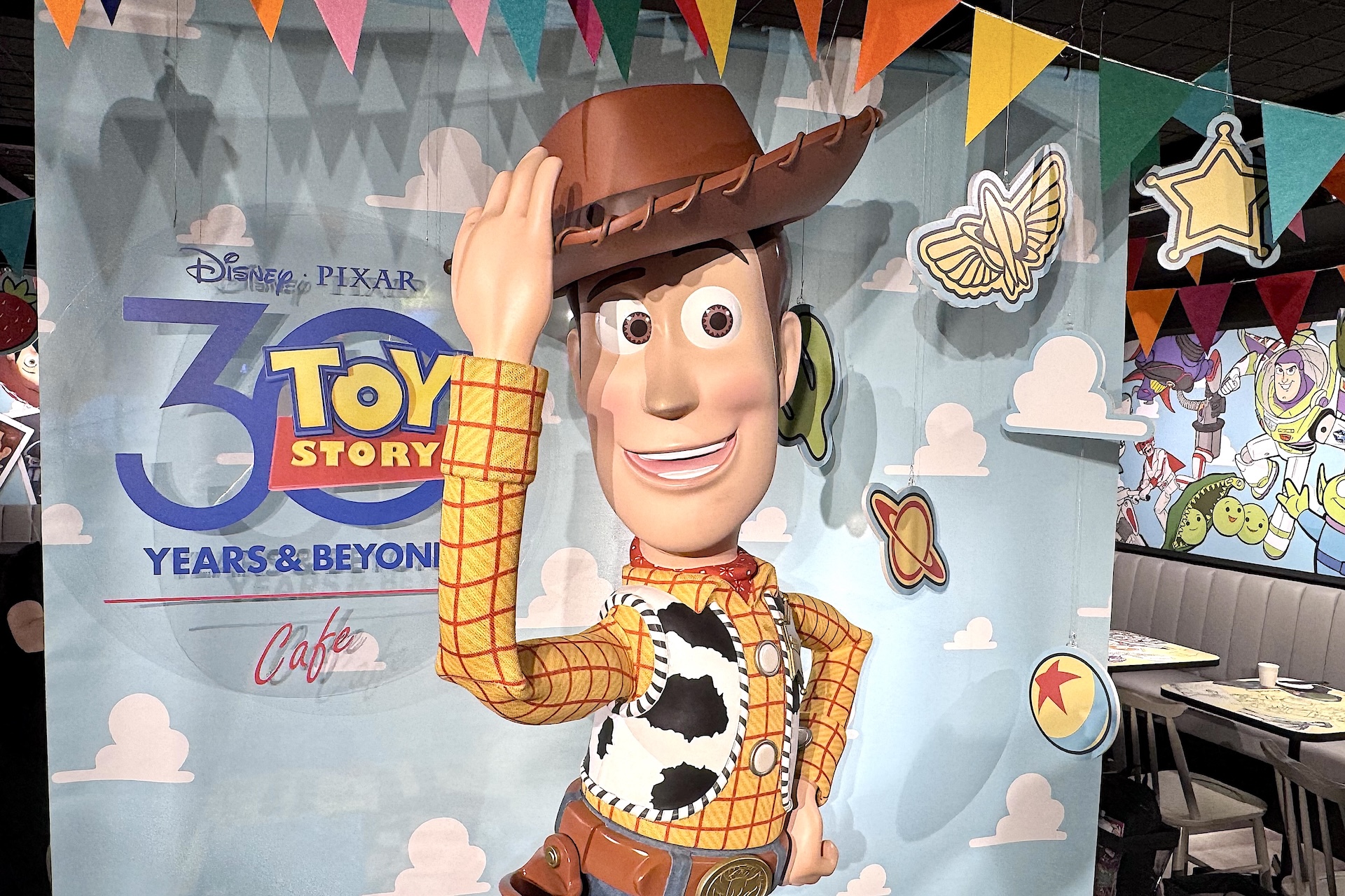 中に入るとウッディの大きなスタチューがお出迎え。フォトスポットとしても活躍してくれそうだ