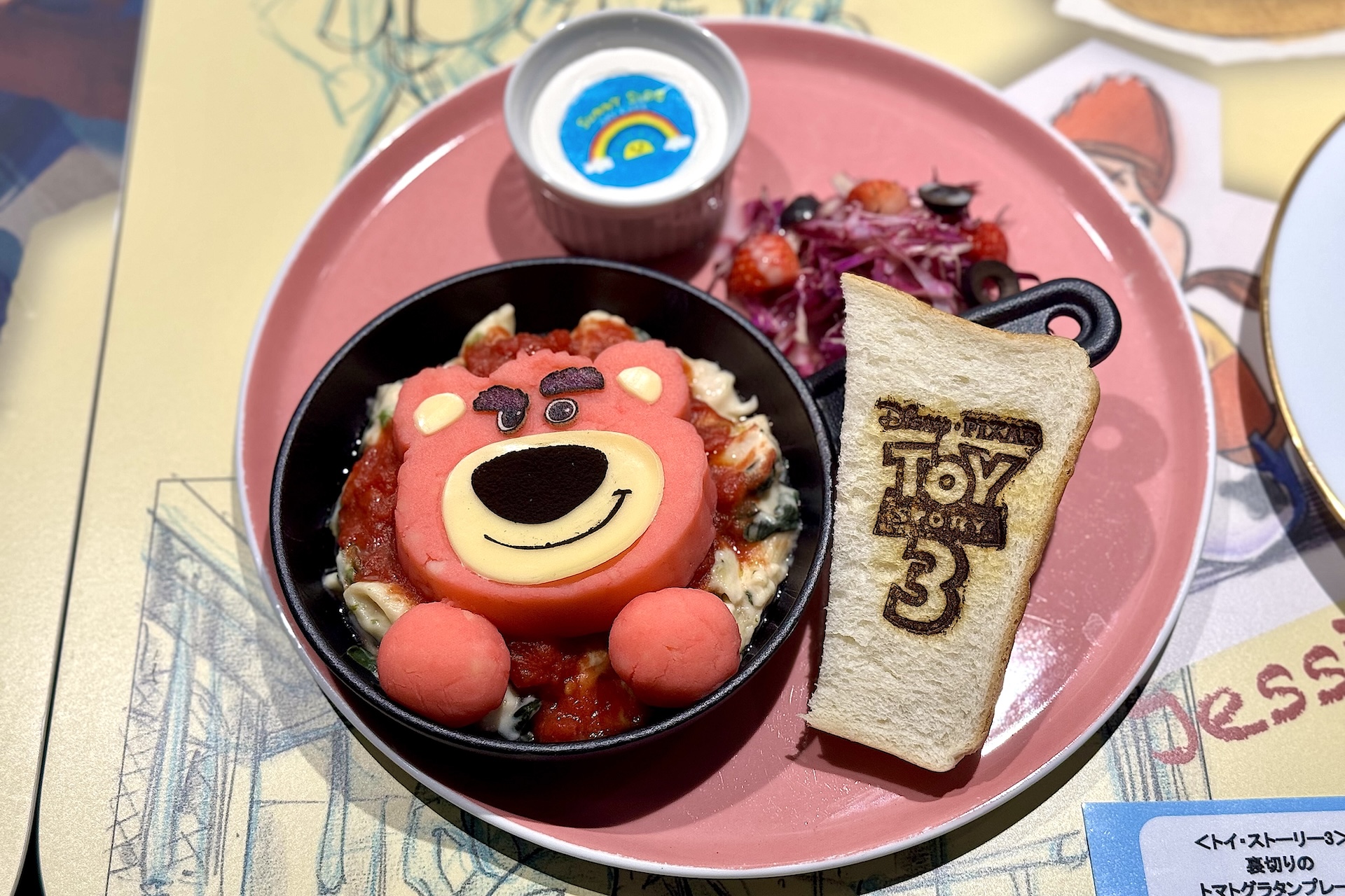 ＜トイ・ストーリー3＞裏切りのトマトグラタンプレート 2,090円