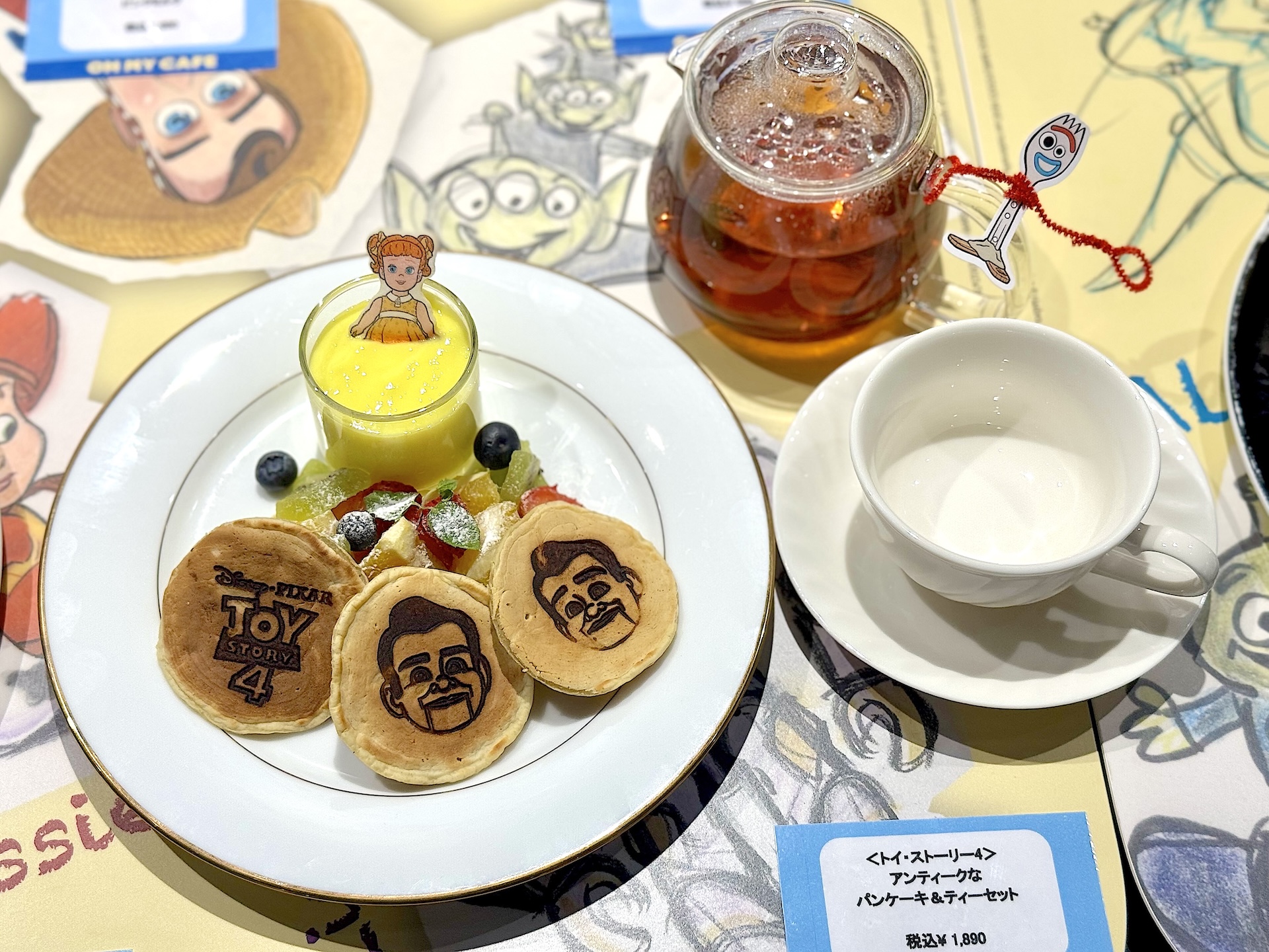 ＜トイ・ストーリー4＞アンティークなパンケーキ＆ティーセット 1,890円