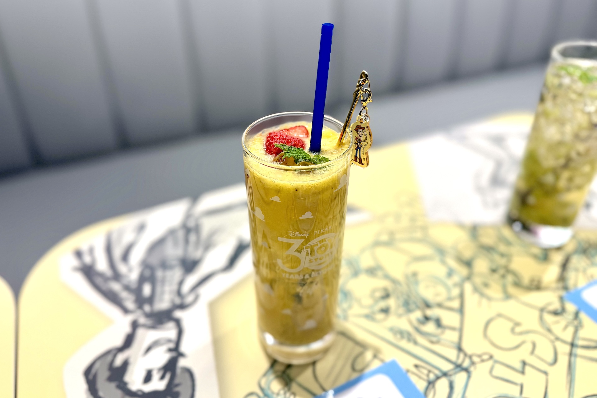 ＜ウッディ＞ミックスフルーツジュース 1,090円 ※チャーム付きマドラーはお持ち帰りいただけません