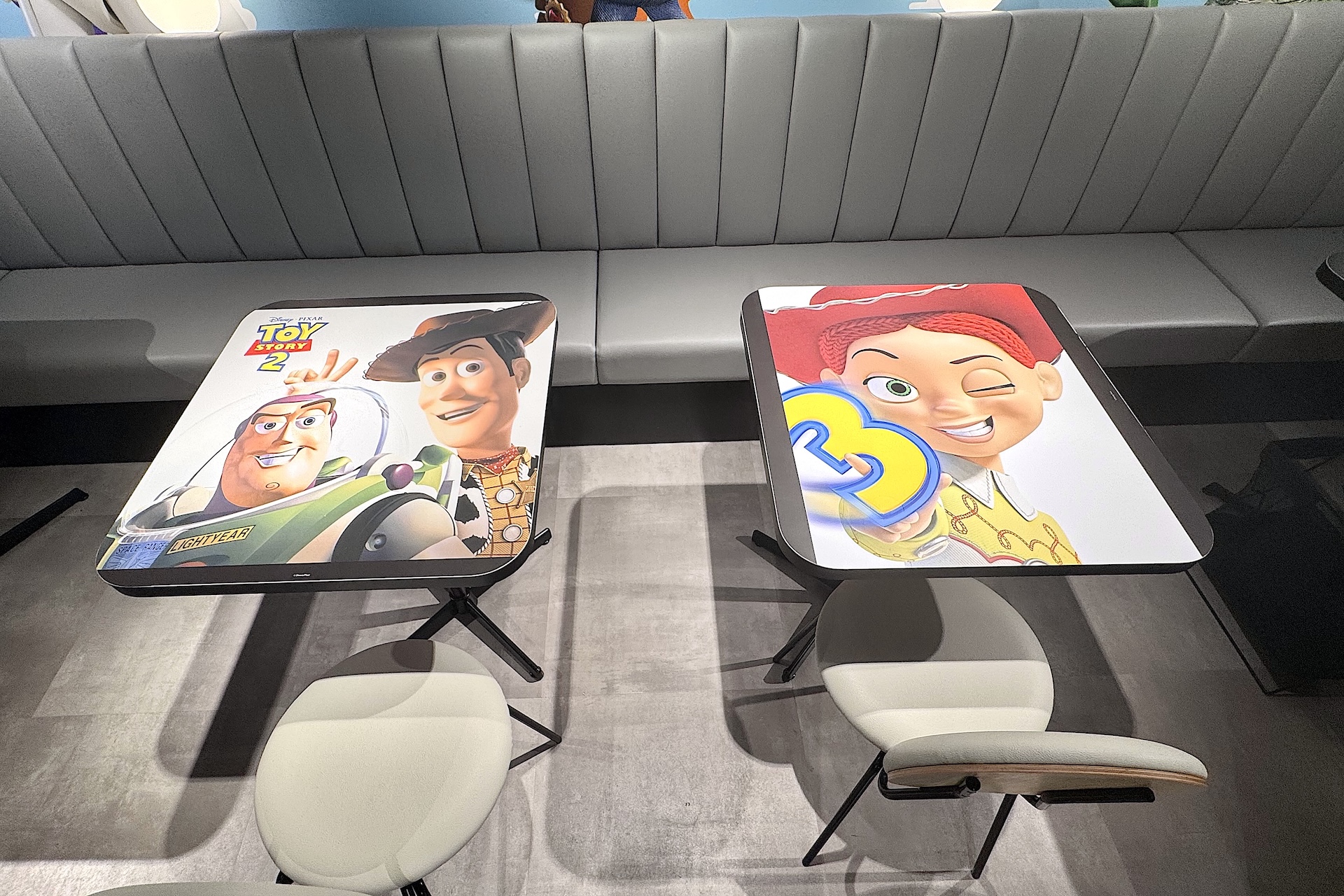 店内に用意されている机には歴代シリーズのビジュアルなどがデザイン