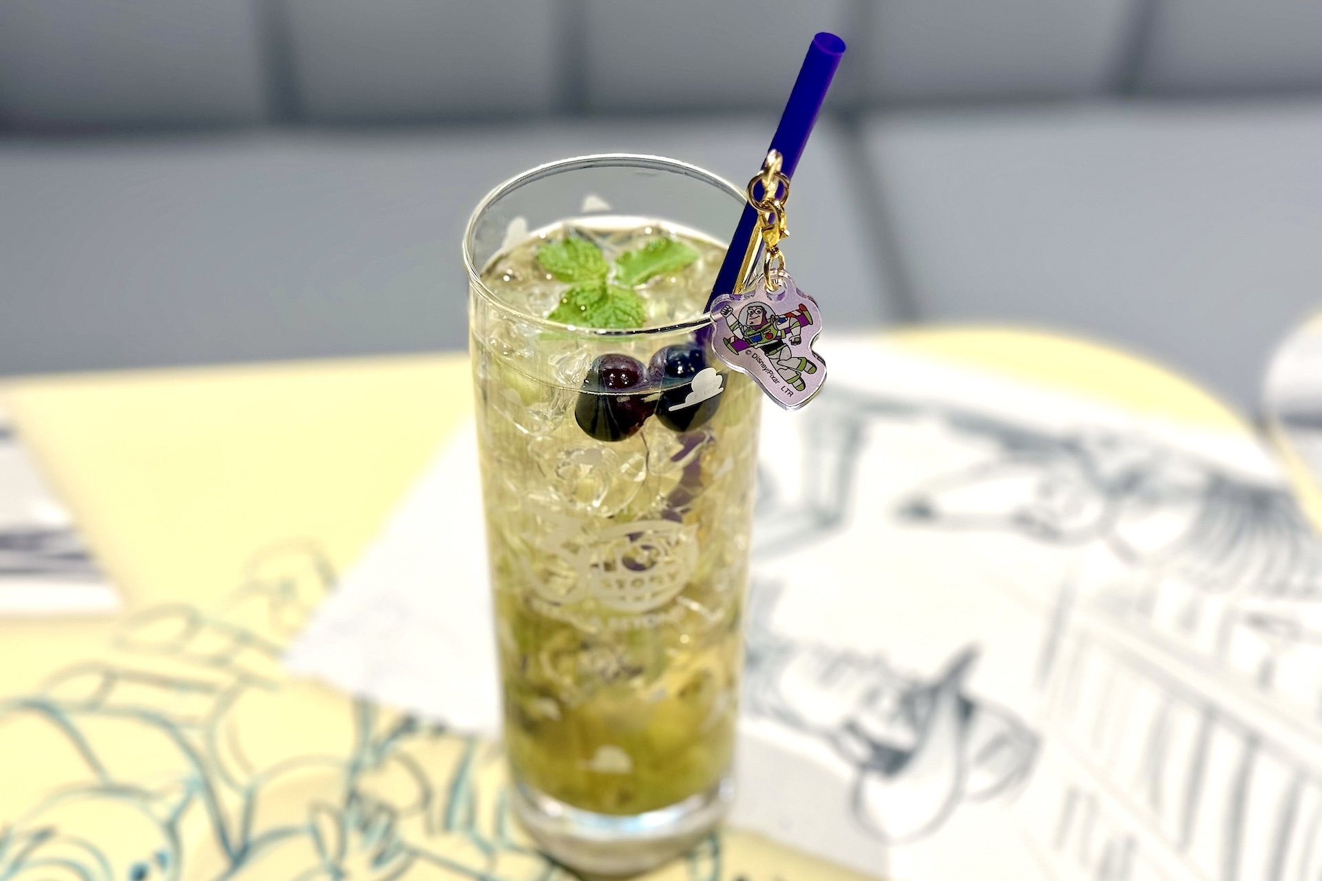 ＜バズ・ライトイヤー＞ホワイトグレープジュース ※チャーム付きマドラーはお持ち帰りいただけません。