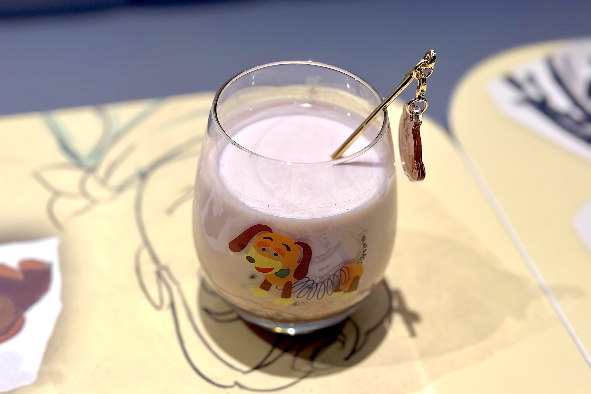 ＜スリンキー・ドッグ＞アイスココア 990円  ※チャーム付きマドラーはお持ち帰りいただけません。