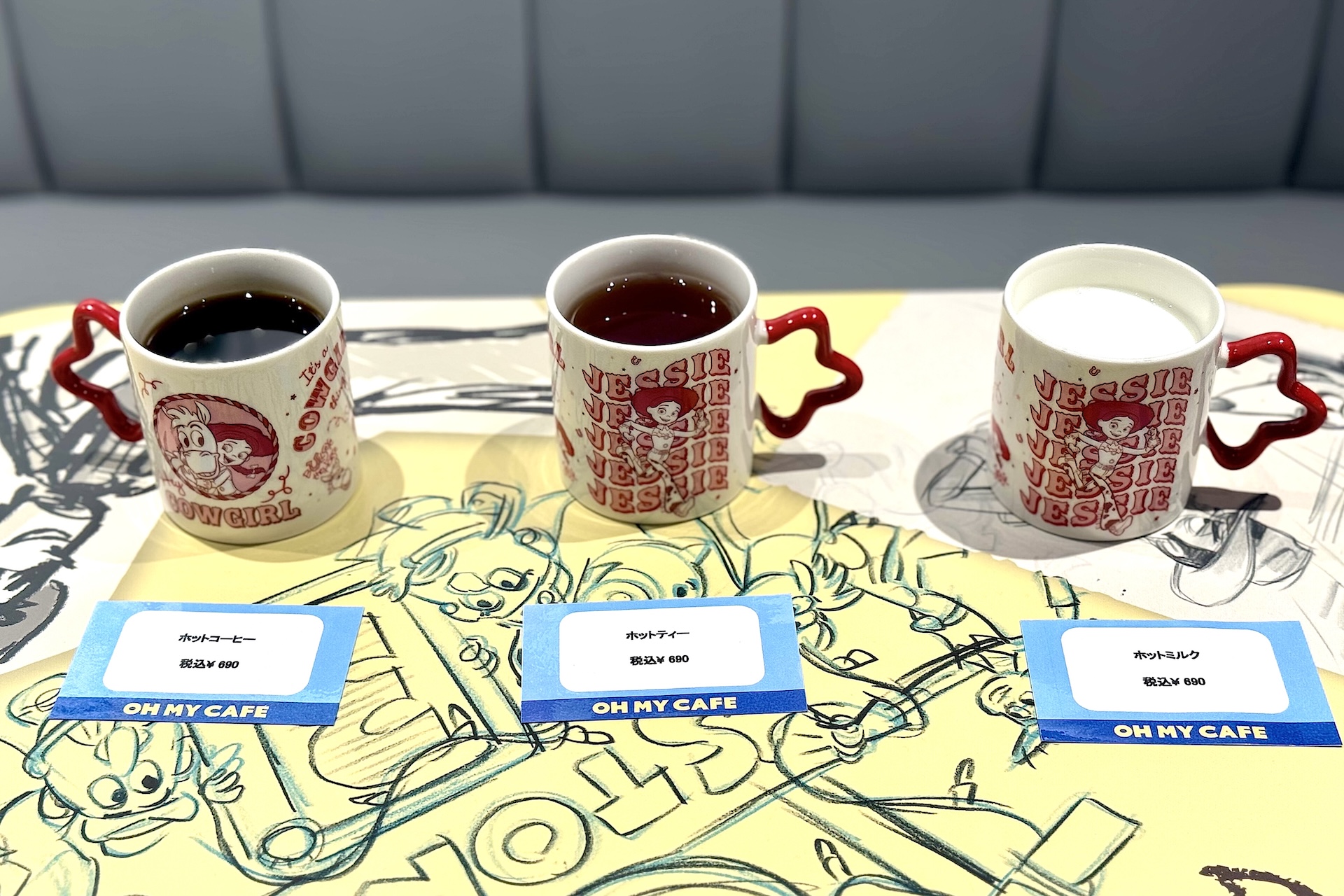 ホットコーヒー/ホットティー/ホットミルク 各690円 ※マグカップはお持ち帰りできません。