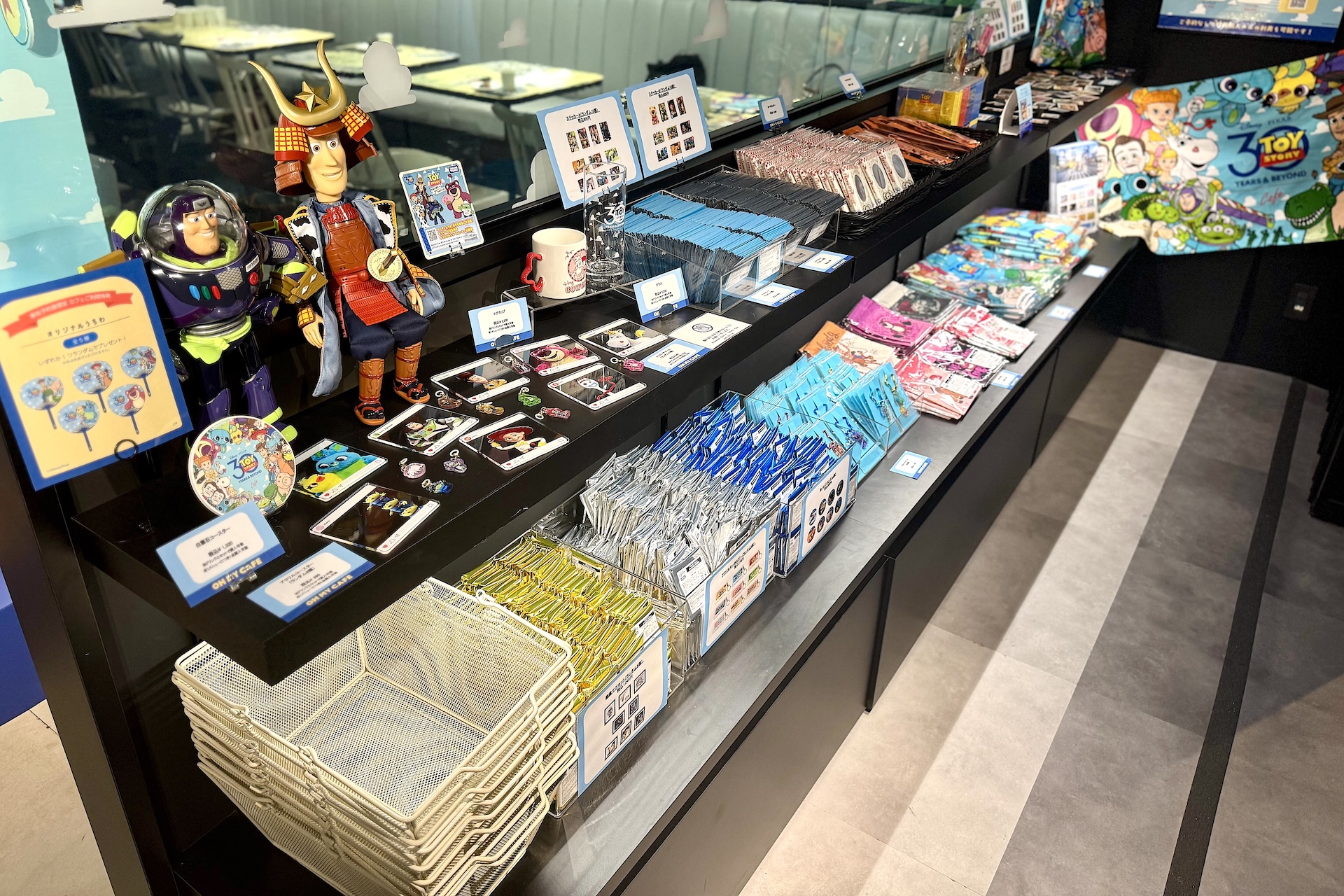 カフェの入口にある物販コーナー