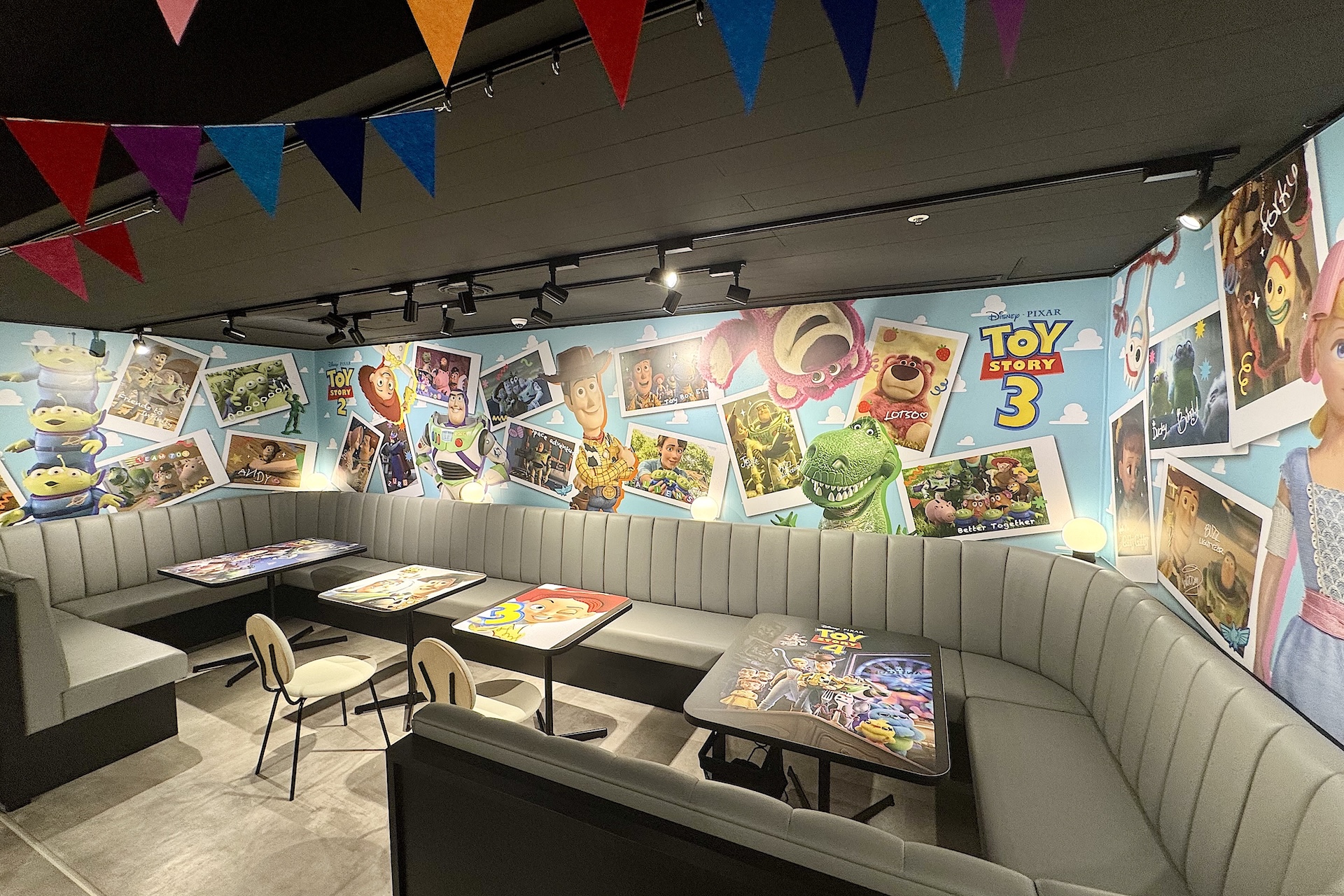 壁のデザインも作品を振り返れるようなものになっている