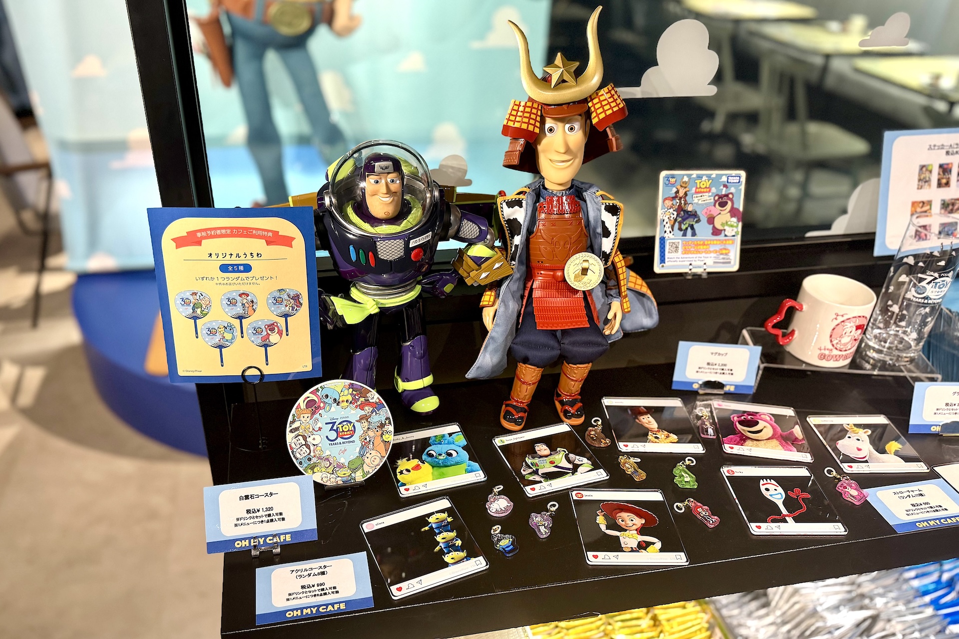 カフェの入口にある物販コーナー