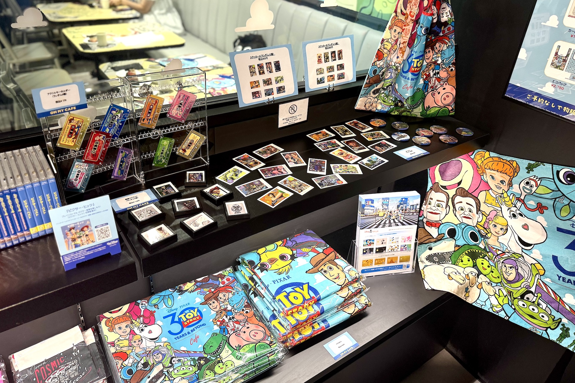 カフェの入口にある物販コーナー