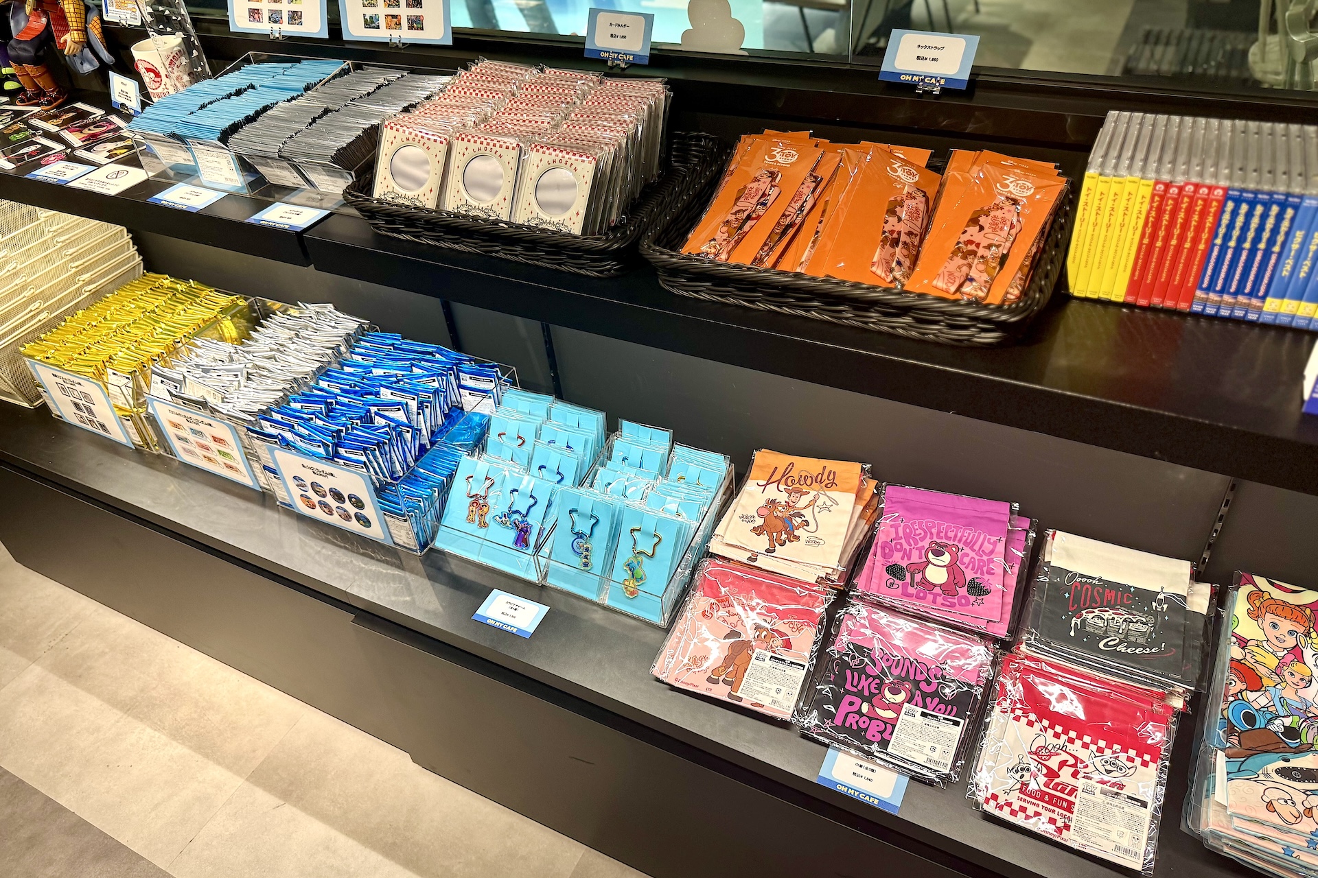 カフェの入口にある物販コーナー