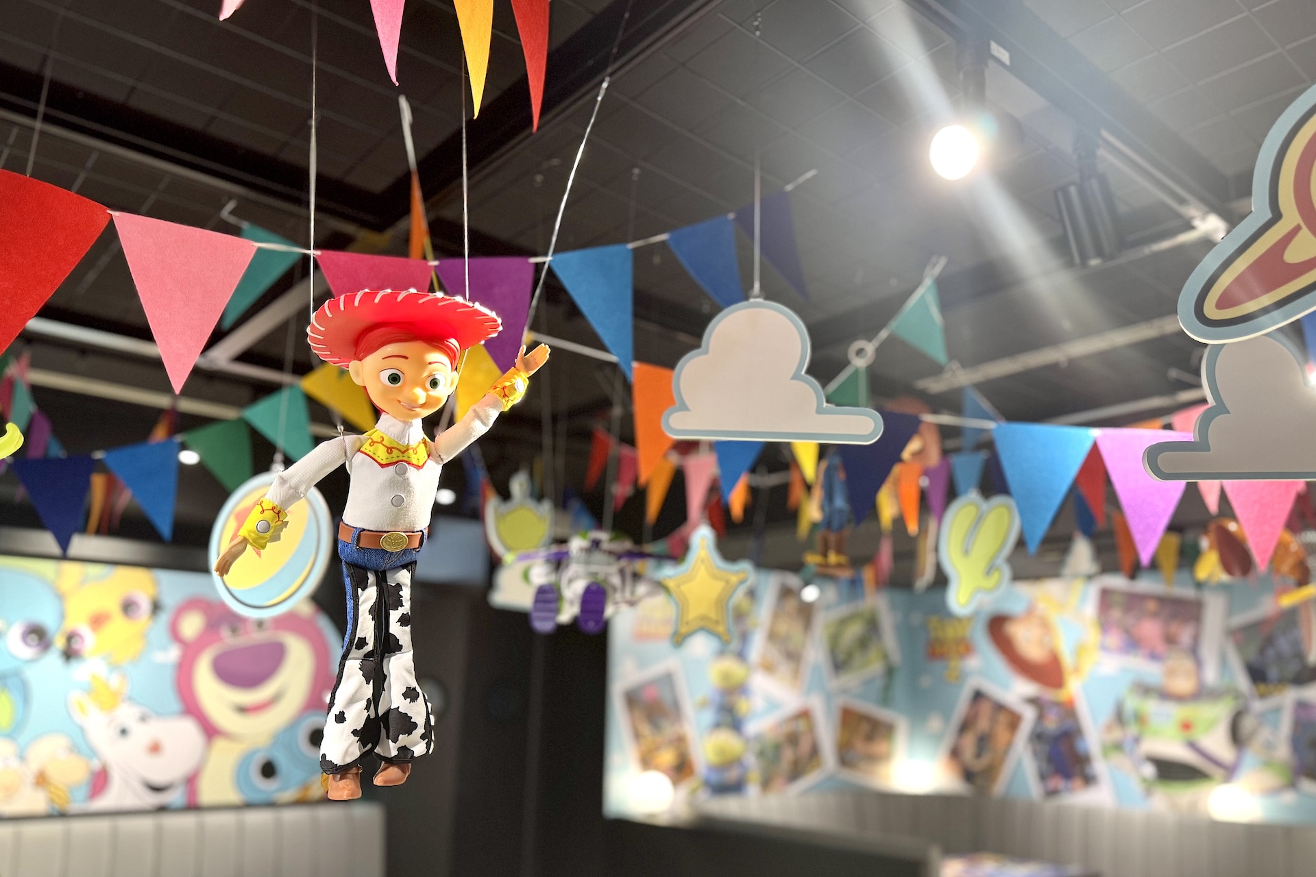 キャラクターたちの装飾が至るところに用意されており、まるでおもちゃ部屋のよう