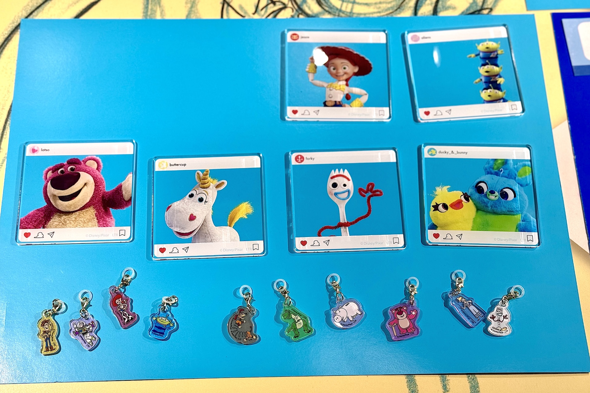 上：アクリルコースター（ランダム8種） 990円　下：ストローチャーム（ランダム10種） 660円 ドリンクとセットで購入可能 ※1メニューにつき10点まで購入できる