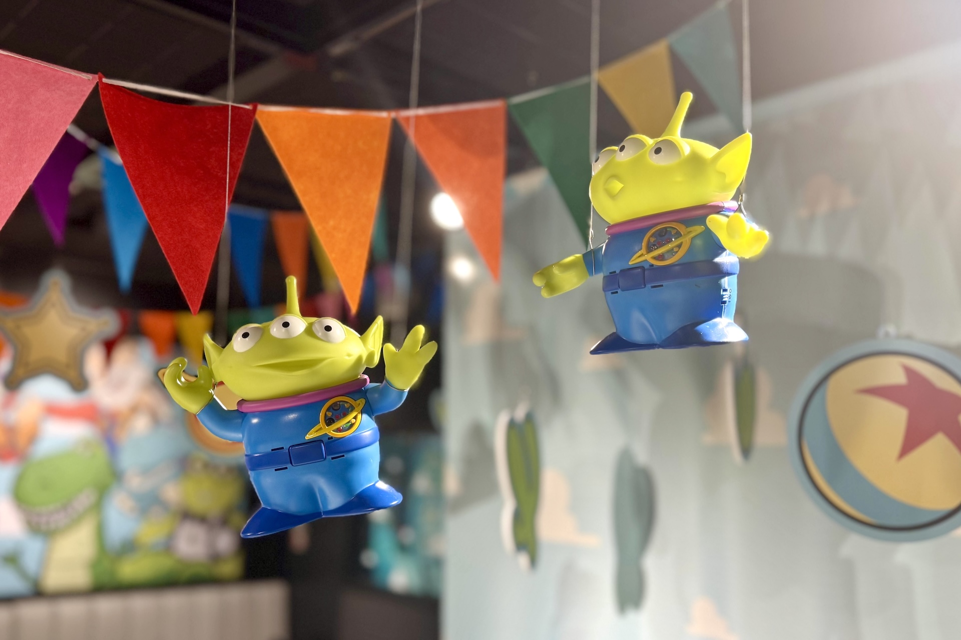 キャラクターたちの装飾が至るところに用意されており、まるでおもちゃ部屋のよう