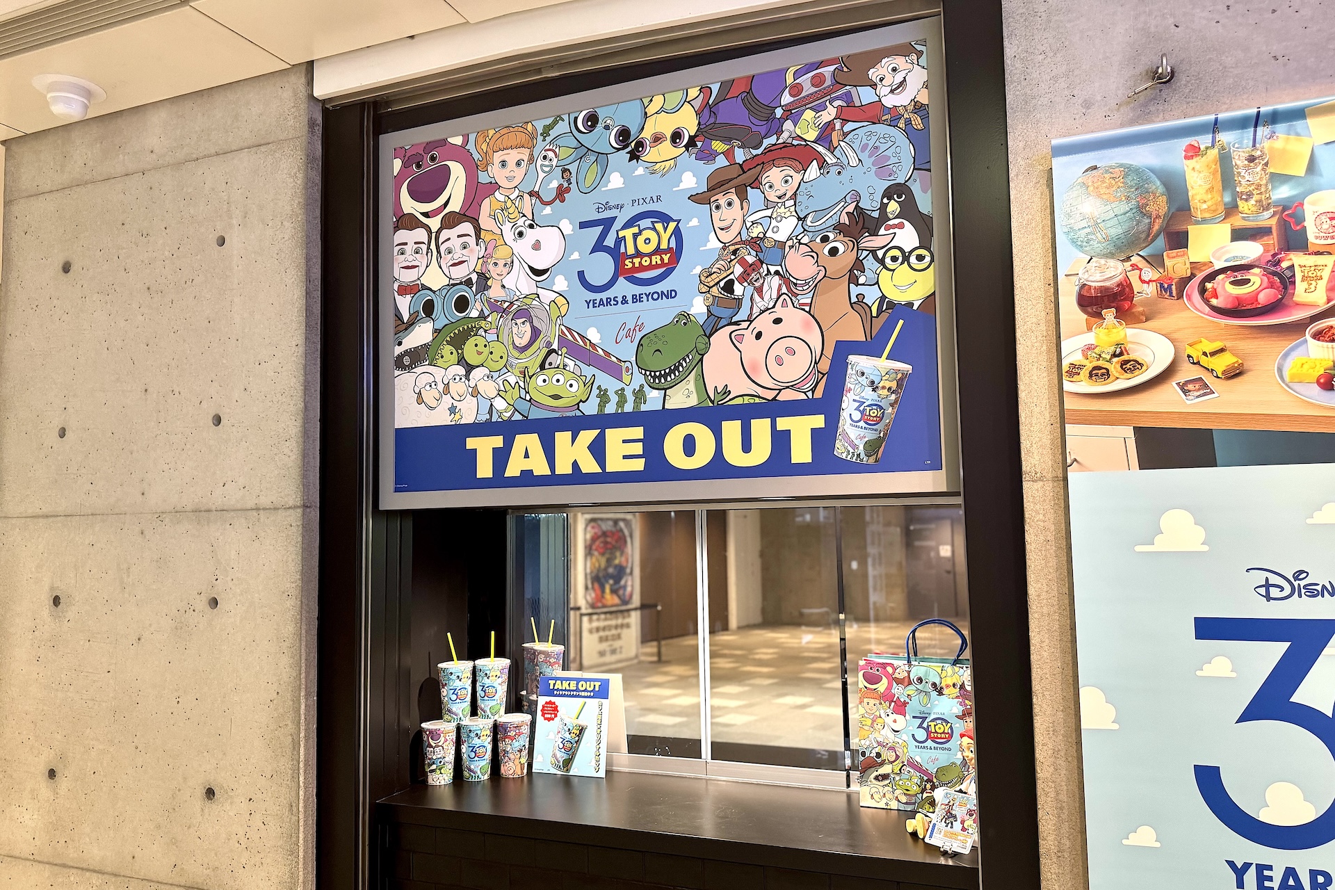 カフェ入り口の横にはドリンクをテイクアウトできる窓口が併設されており、カフェ利用者以外も気軽に購入できる