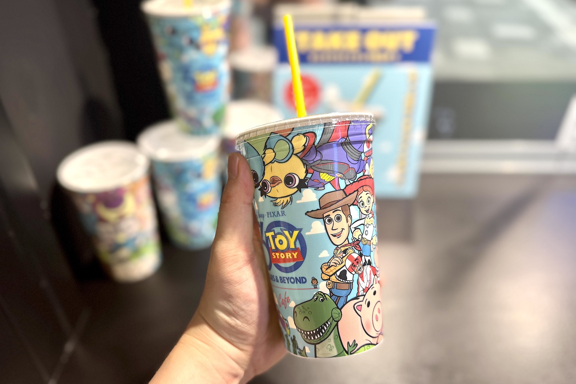 テイクアウトのドリンクもカフェオリジナルカップで提供される