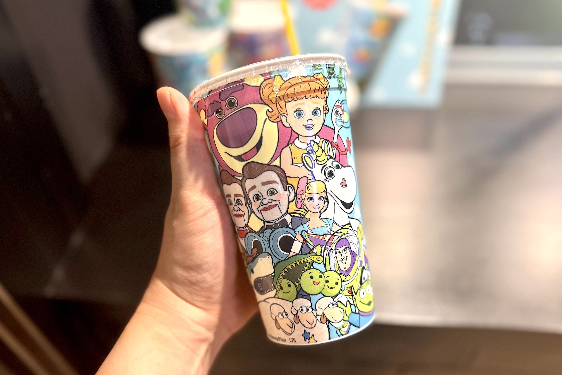 テイクアウトのドリンクもカフェオリジナルカップで提供される