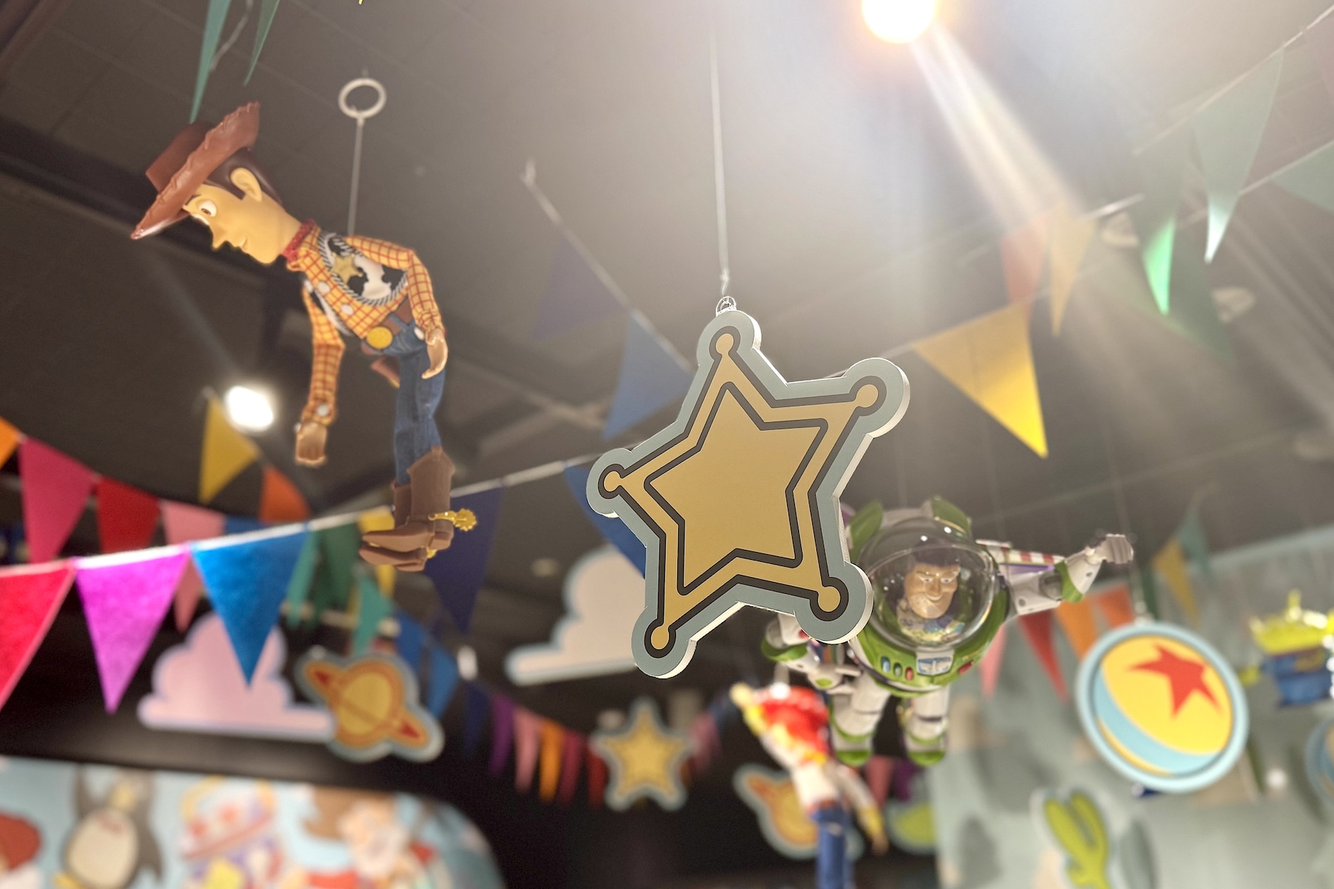 キャラクターたちの装飾が至るところに用意されており、まるでおもちゃ部屋のよう