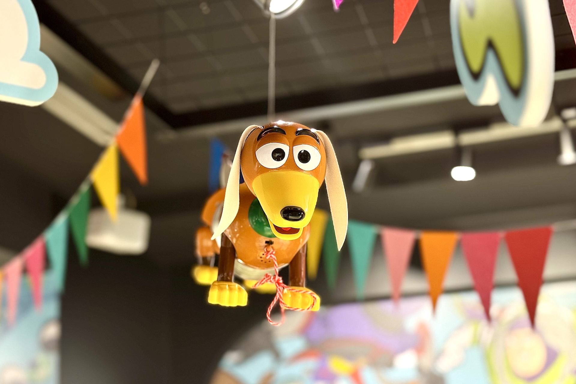 キャラクターたちの装飾が至るところに用意されており、まるでおもちゃ部屋のよう