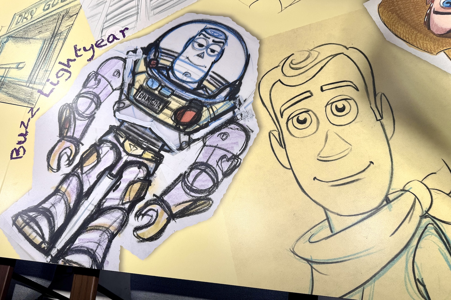 こちらは店内中央の大きなテーブルの一部。落書きのようなデザインがまた子ども部屋らしさを演出していて、「トイ・ストーリー」の世界観を感じられる