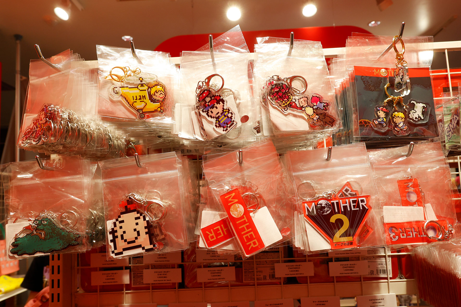 カバンなどに付けておけそうなアクセサリー類も充実していた（価格：各1,320円）