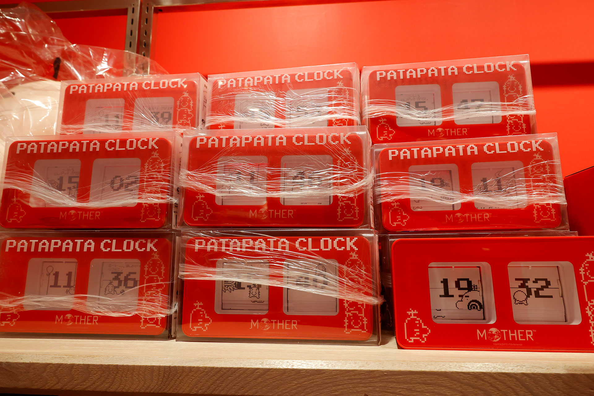 こちらも注目のアイテムである「どせいさんのパタパタ時計」（価格：5,720円）