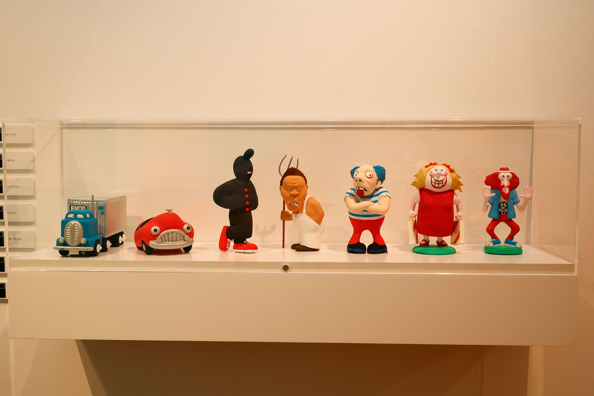 このように、少し出っ張った形でケースに入れられて展示されているものが多かった