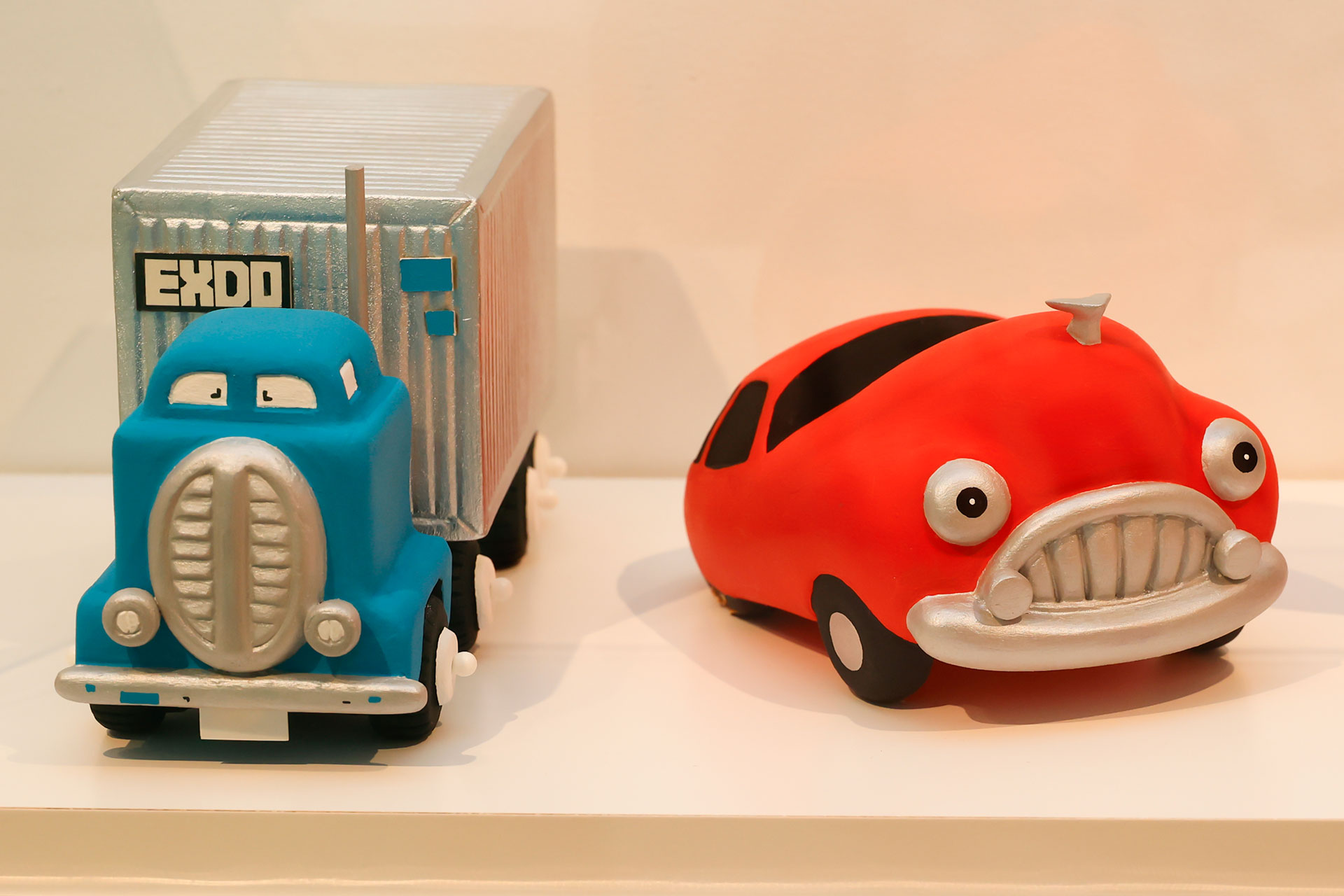 写真左から、マッドトラックとデビルカー