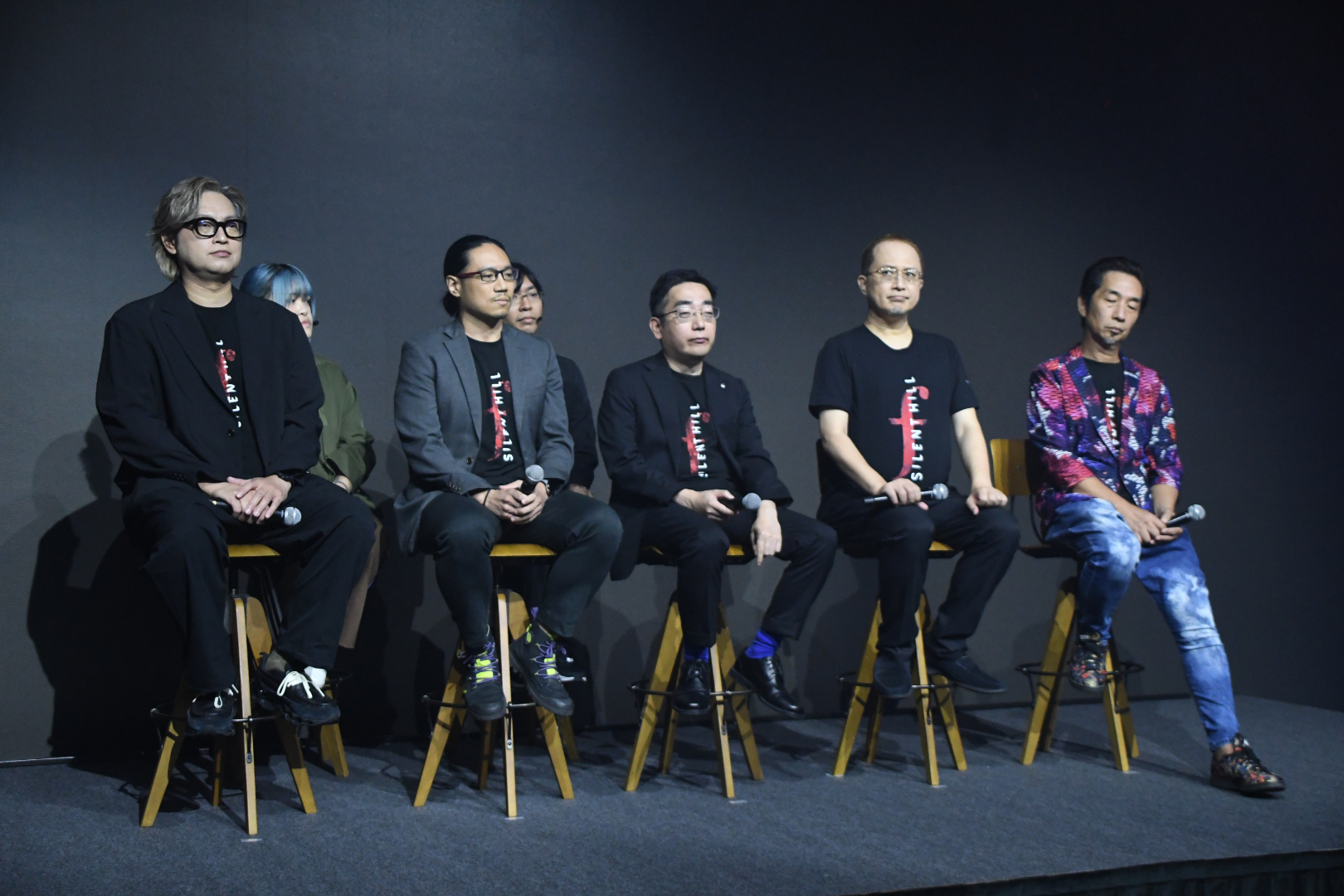 イベントに登壇したのは左からNeoBards EntertainmentのAlbert Lee氏、Al Yang氏、プロデューサーの岡本基氏、ストーリーの竜騎士07氏、コンポーザーの山岡晃氏