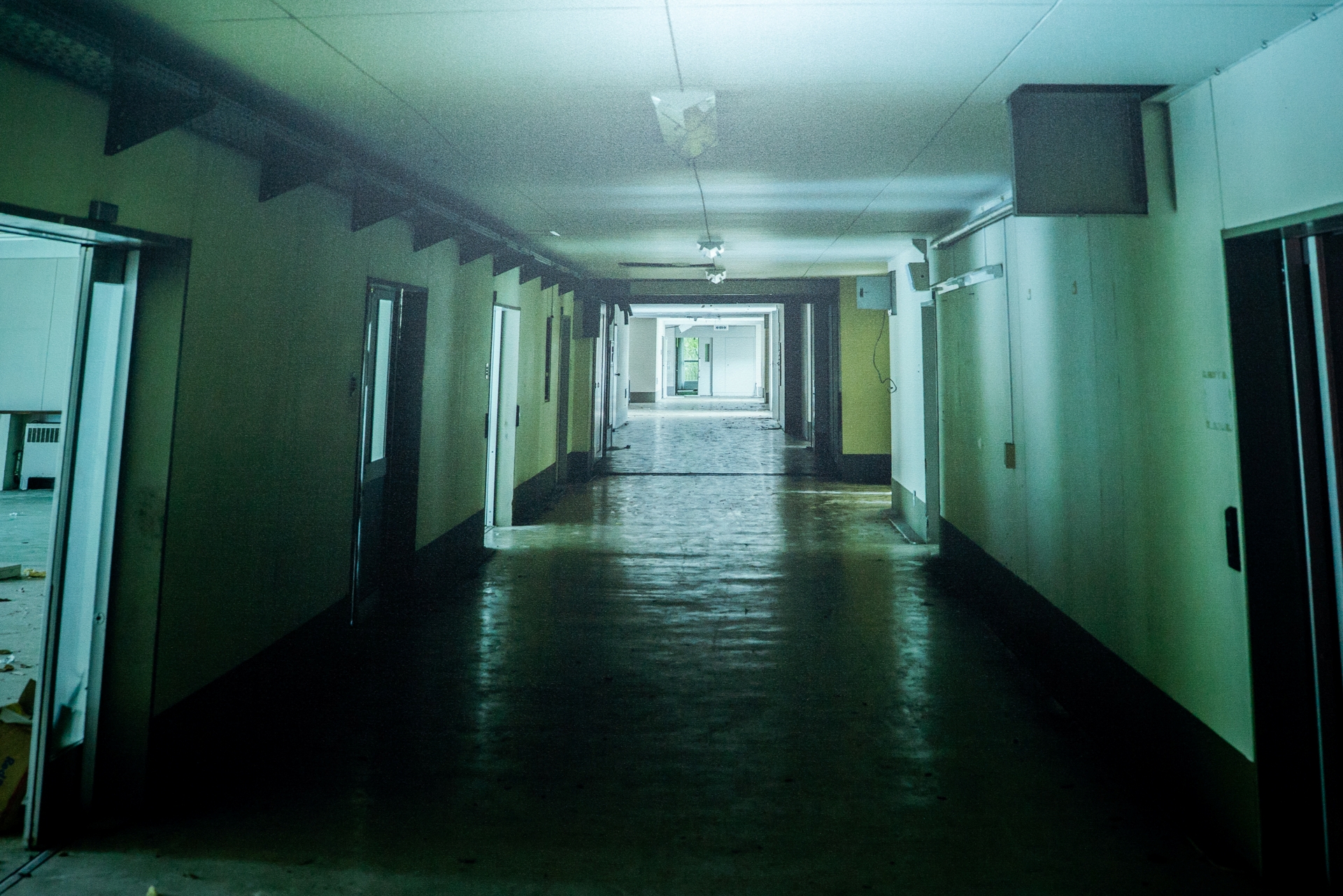 入り口にある巨大なパネル。何もなさそうに見えるところが逆に怖い