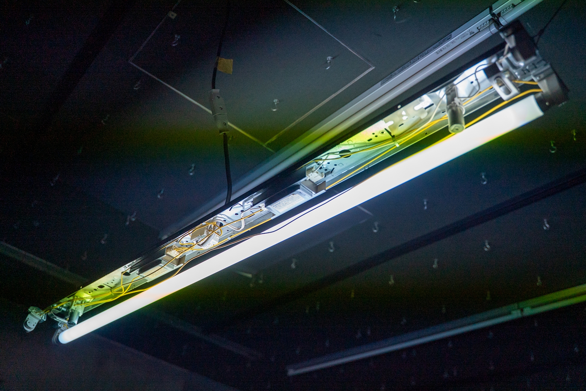 天井に違和感があったので見上げると配線がむき出した蛍光灯が。これも演出なの？