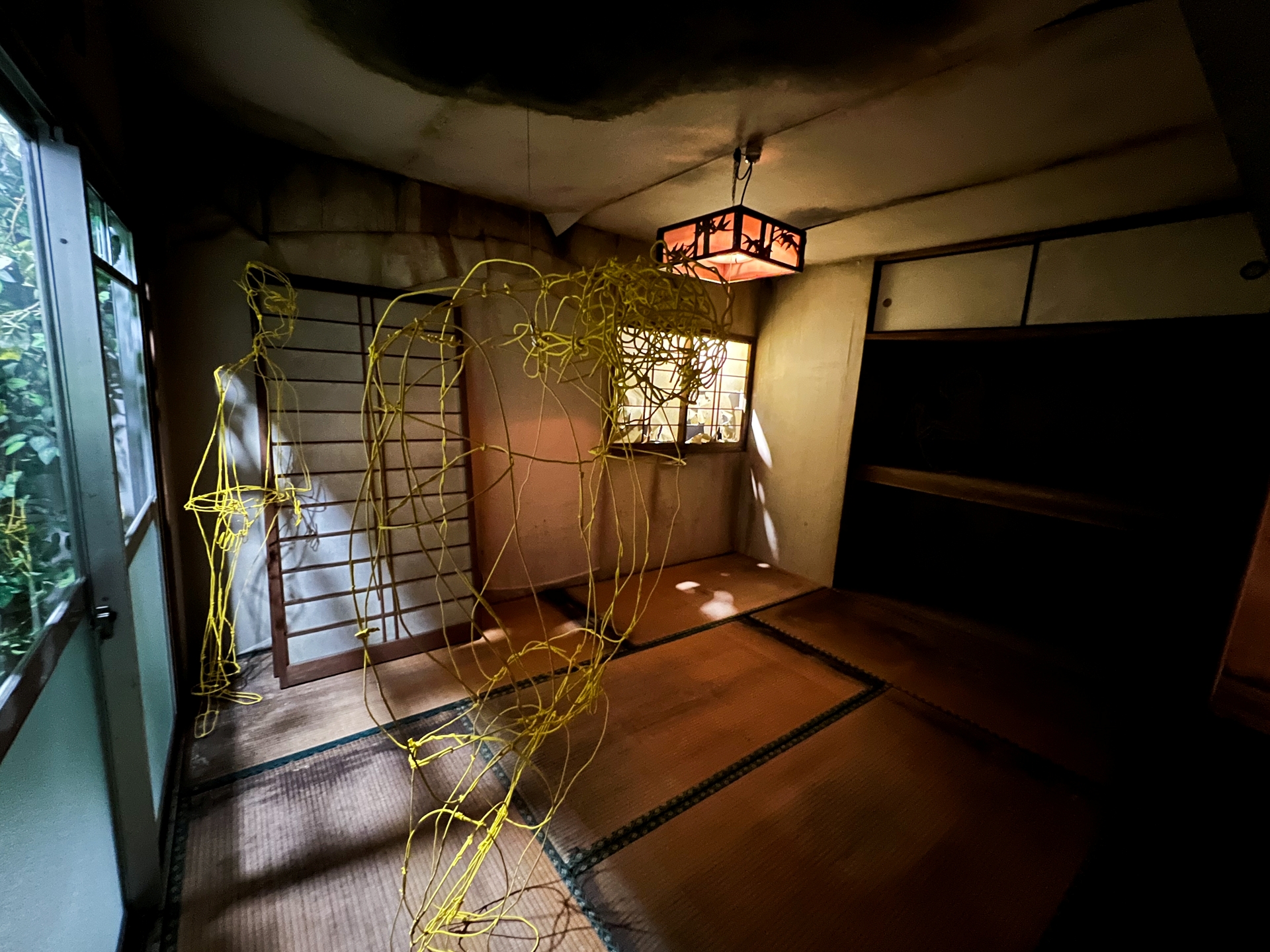 この101号室はマジで怖い。針金人形も本物の霊に見える