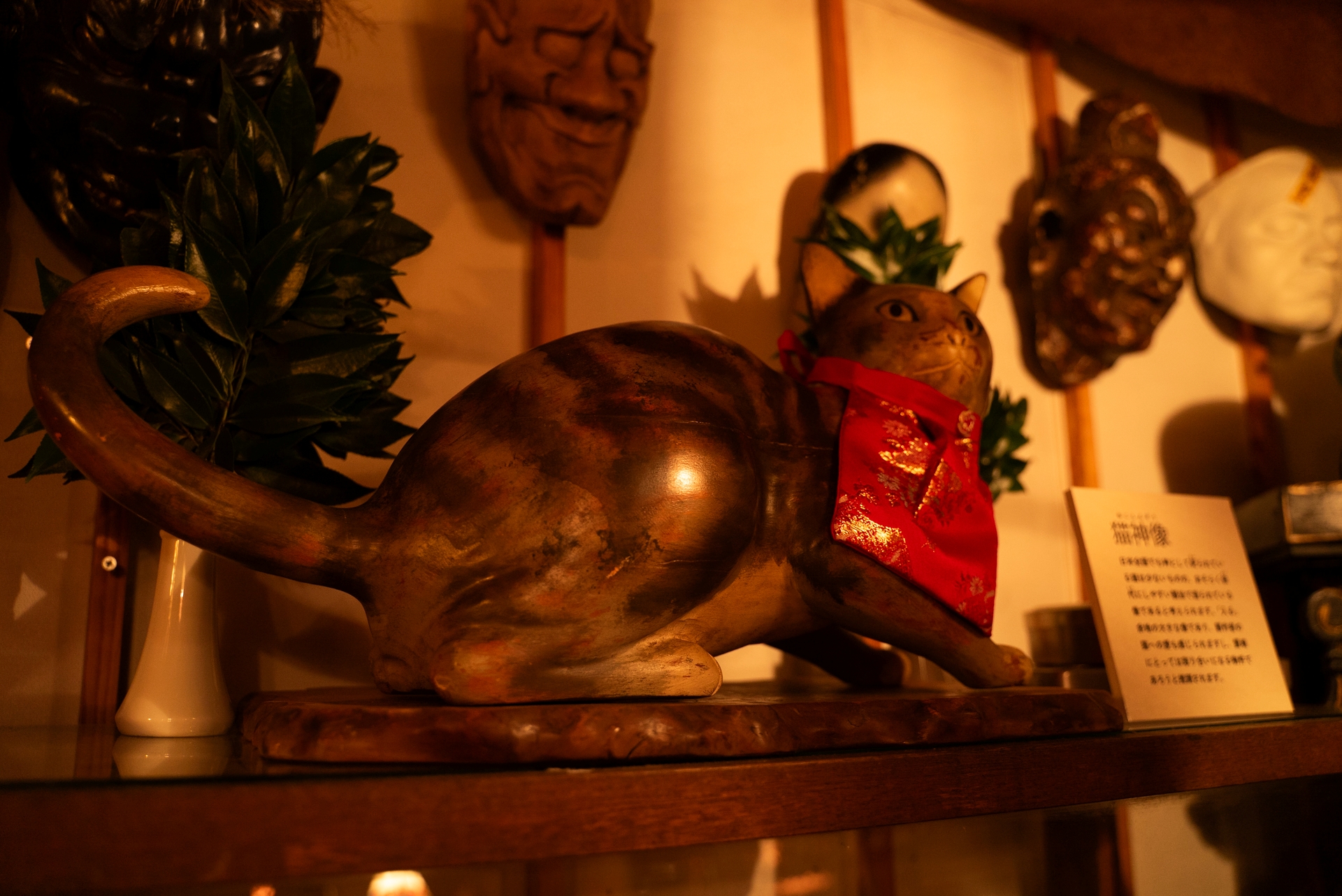 このネコの置物にも何かがいるのだろうか