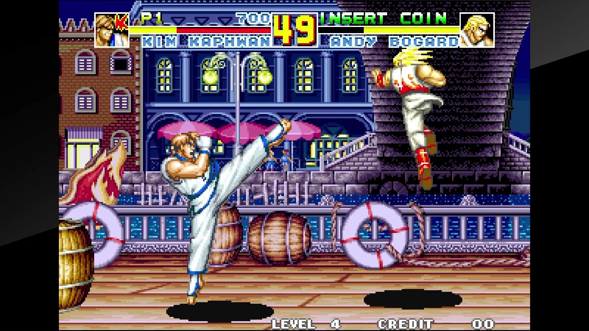 キムの攻撃を避けて、奥のラインへ移動するアンディ