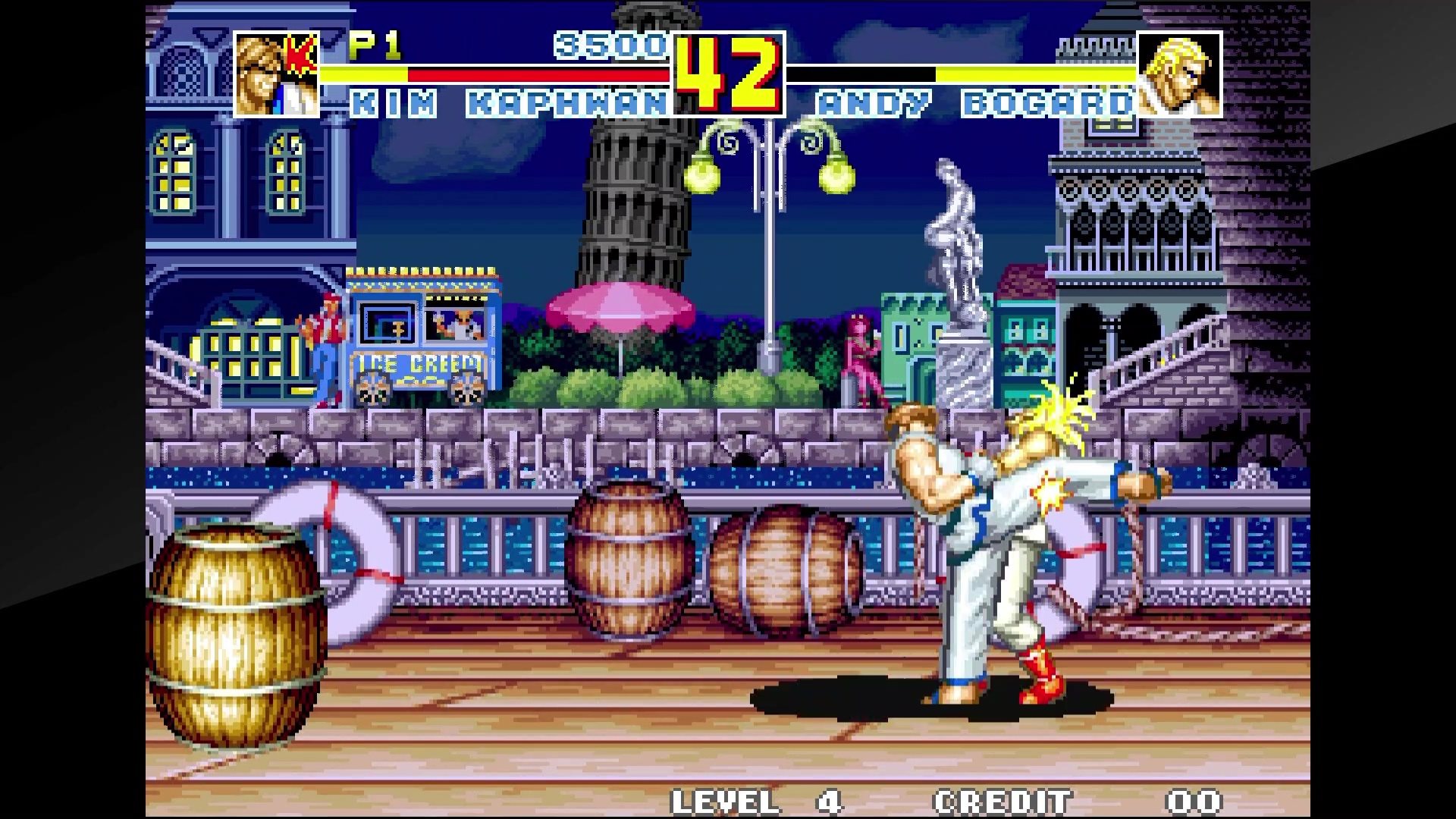 奥のラインでキムの超必殺技「鳳凰脚」が決まる。