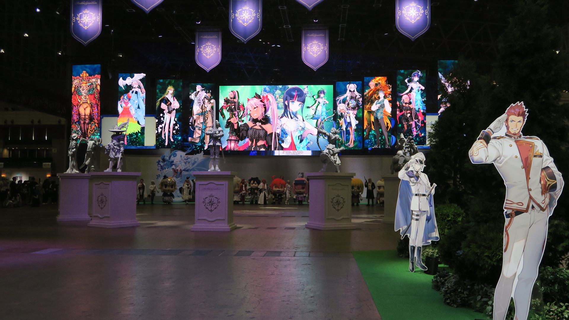 各クラスの立像やサーヴァントたちによって出迎えられる