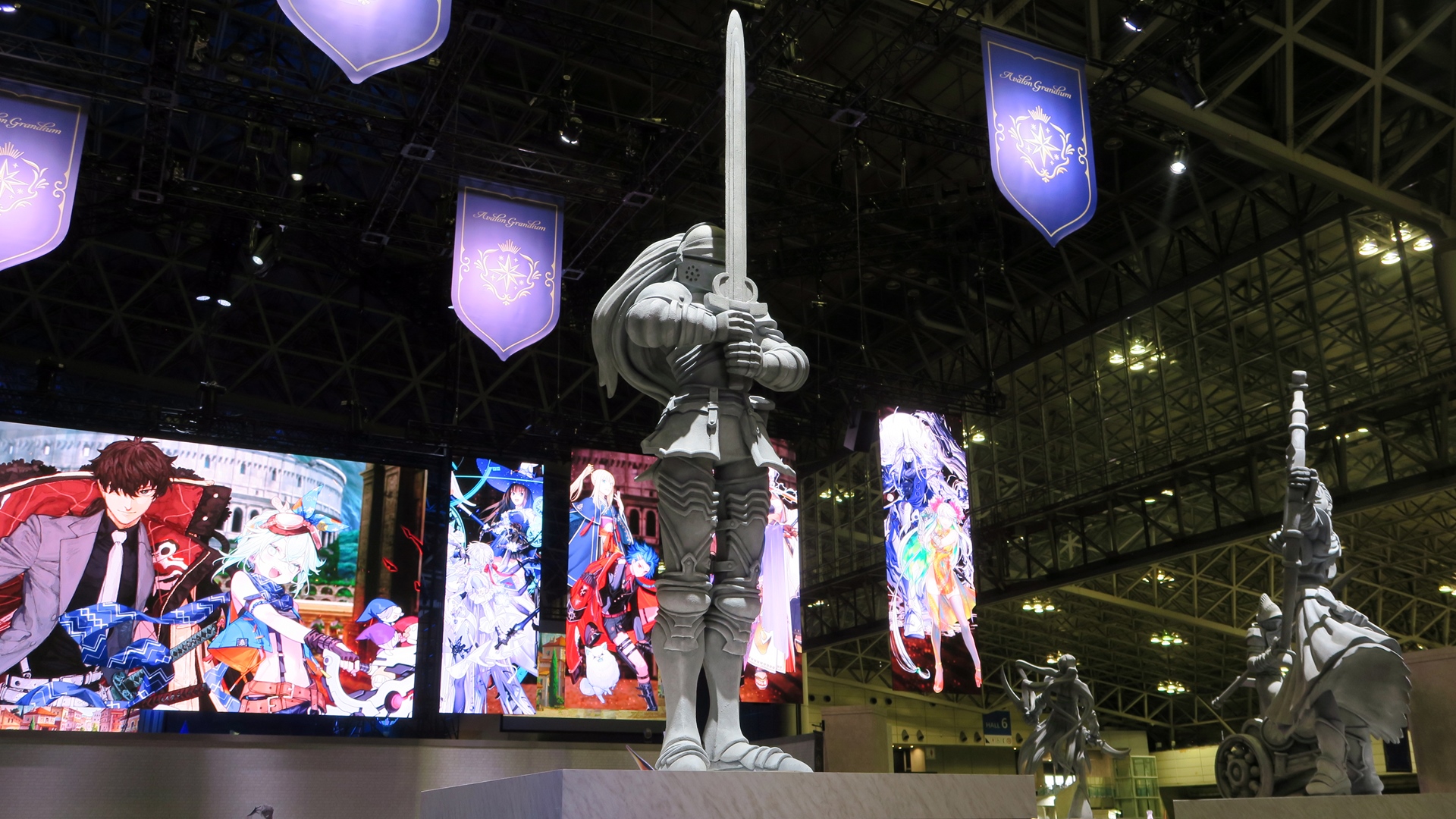 各クラスの立像やサーヴァントたちによって出迎えられる